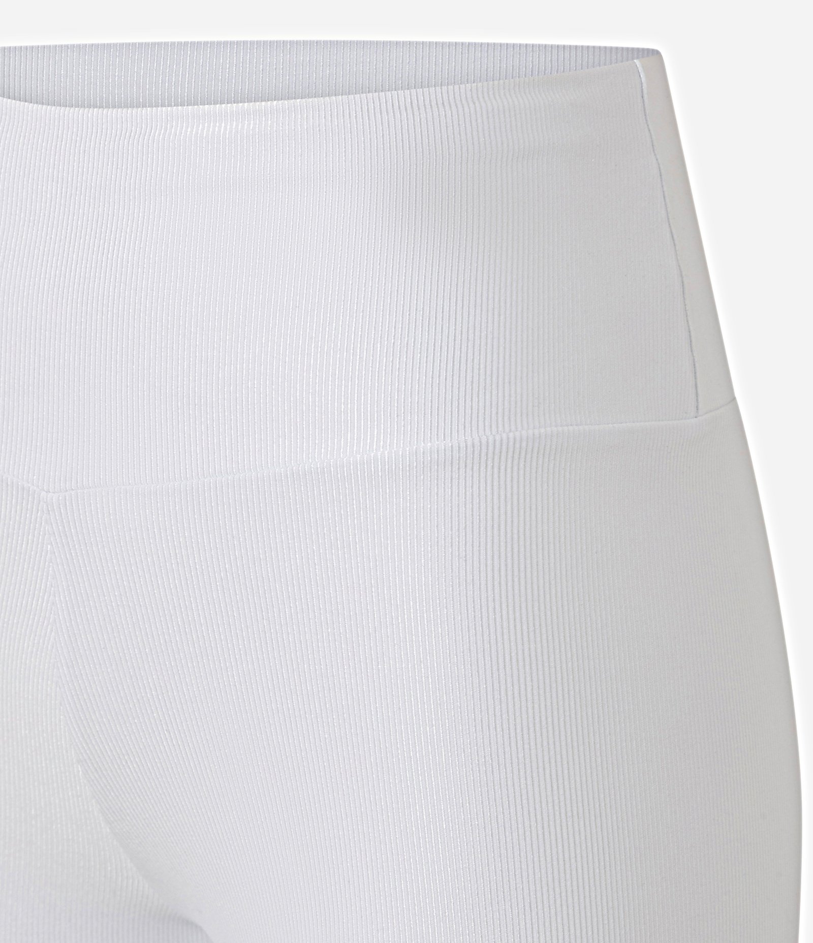 Bermuda Esportiva em Microfibra Texturizada com Bolso no Cós Branco 7