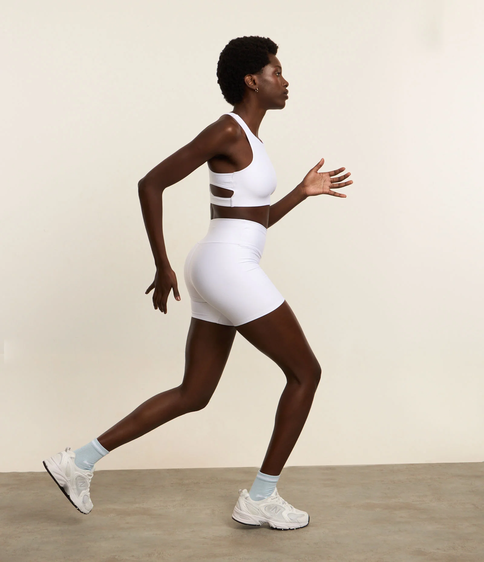 Bermuda Esportiva em Microfibra Texturizada com Bolso no Cós Branco 1