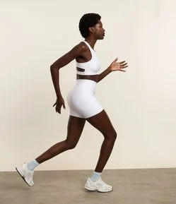 Bermuda Esportiva em Microfibra Texturizada com Bolso no Cós