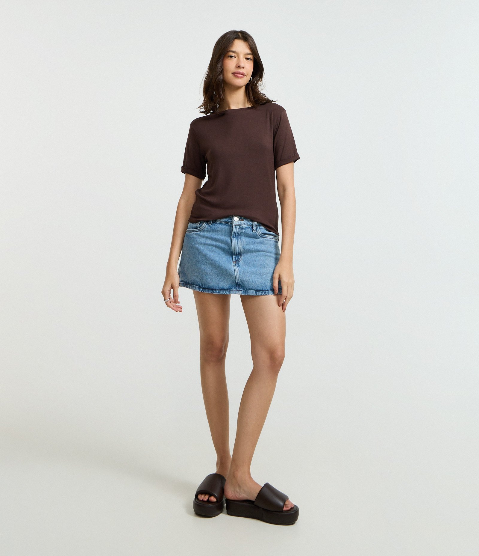 Blusa Básica em Viscose com Manga Dobrada Marrom 2