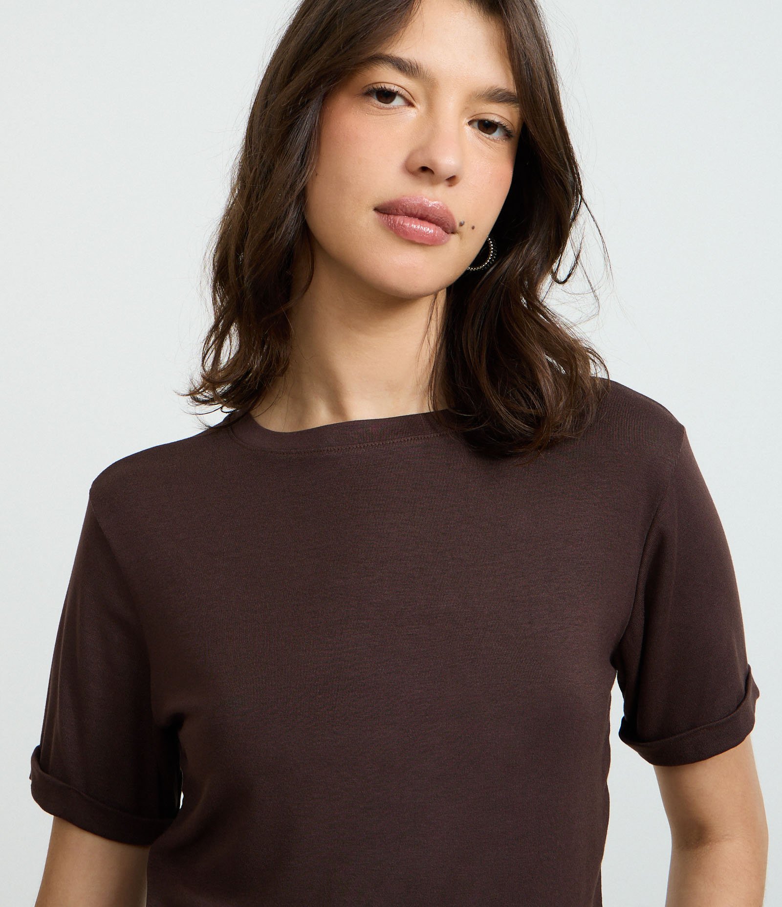 Blusa Básica em Viscose com Manga Dobrada Marrom 3