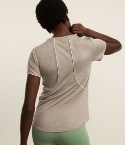 Camiseta Esportiva com Tecnologia Dry e Friso nas Costas