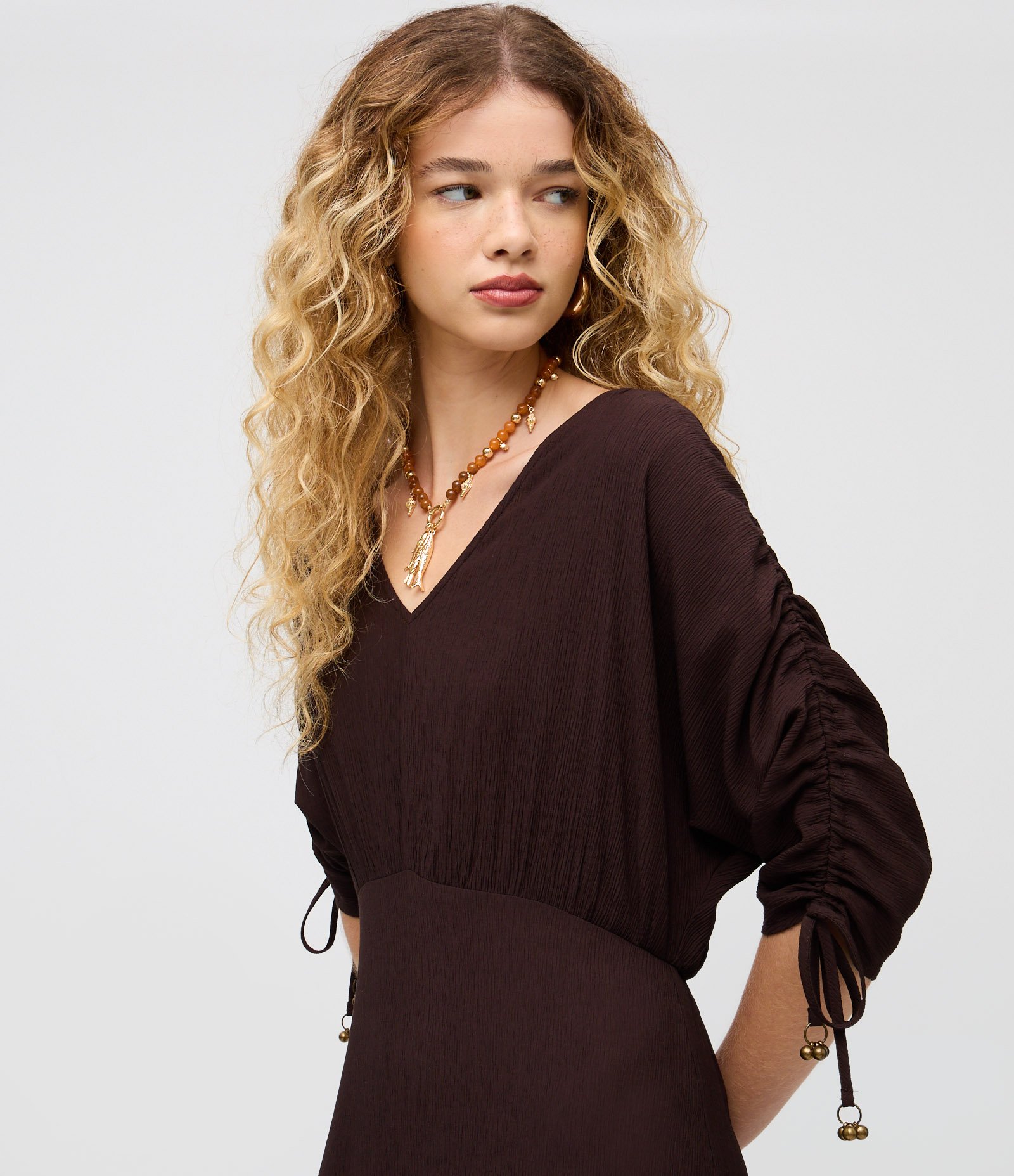 Vestido Manga Curta em Viscolinho com Amarração e Textura Crinckle Marrom 3