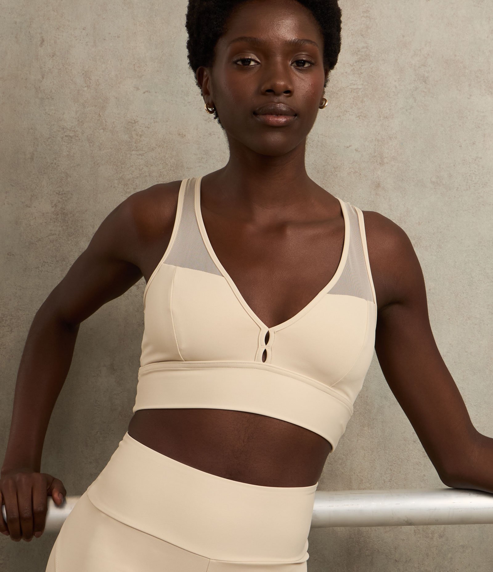 Top Esportivo em Microfibra com Recortes em Tule e Abertura nas Costas Bege 4