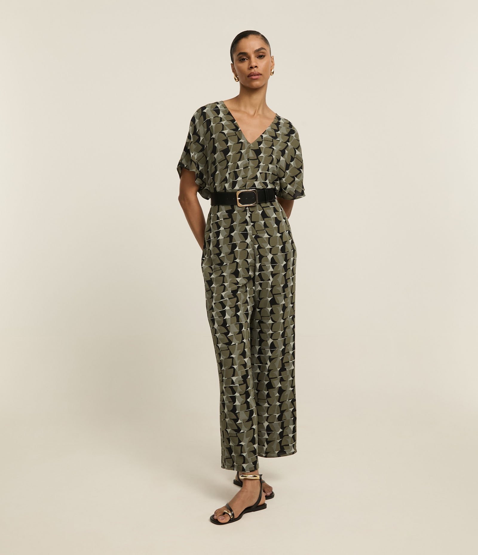 Macacão Pantalona em Crepe com Estampa Geométrica e Amarração nas costas Verde 1