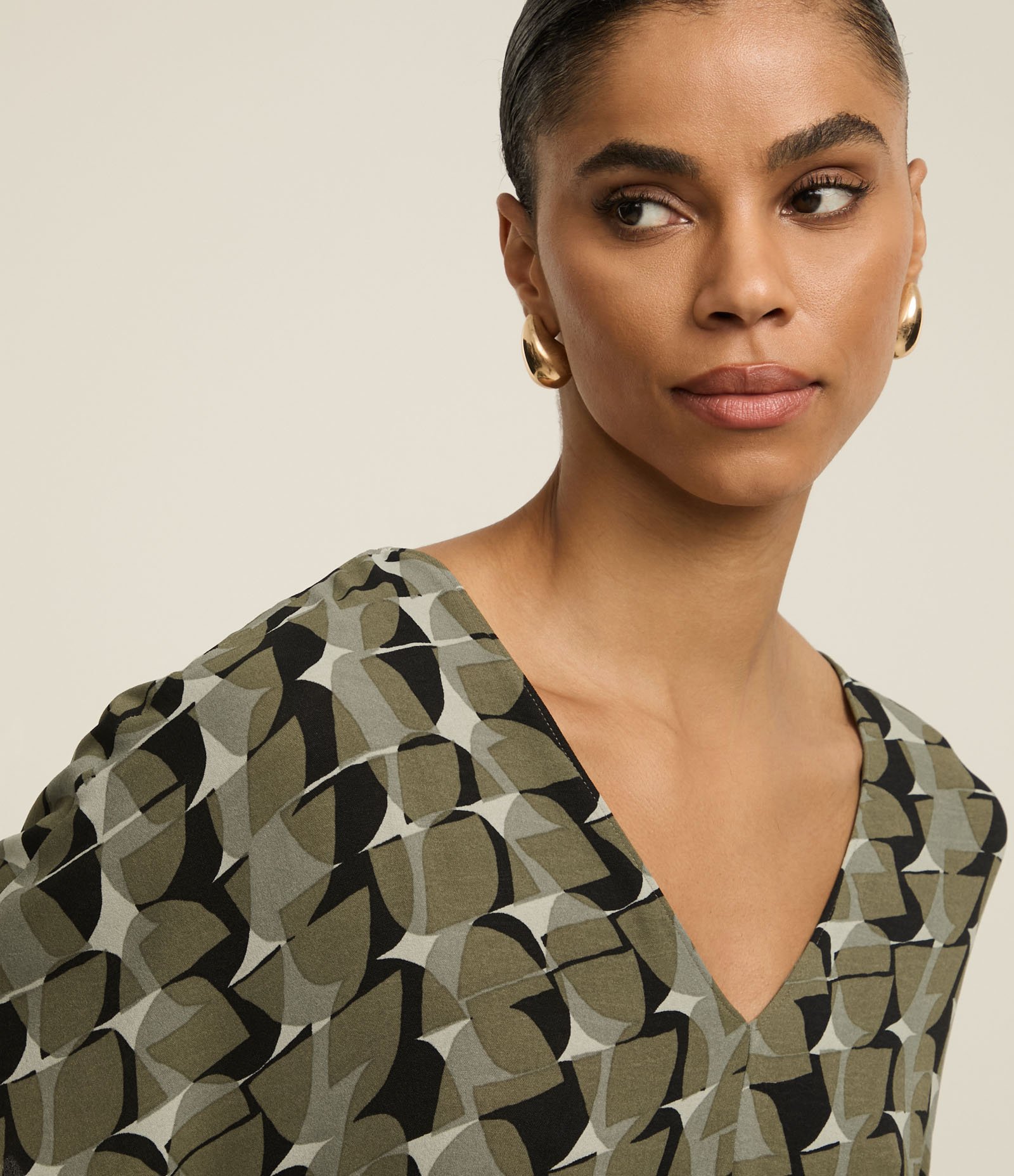 Macacão Pantalona em Crepe com Estampa Geométrica e Amarração nas costas Verde 3