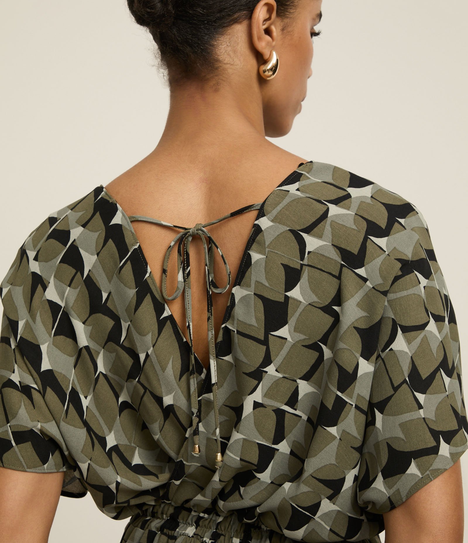 Macacão Pantalona em Crepe com Estampa Geométrica e Amarração nas costas Verde 4