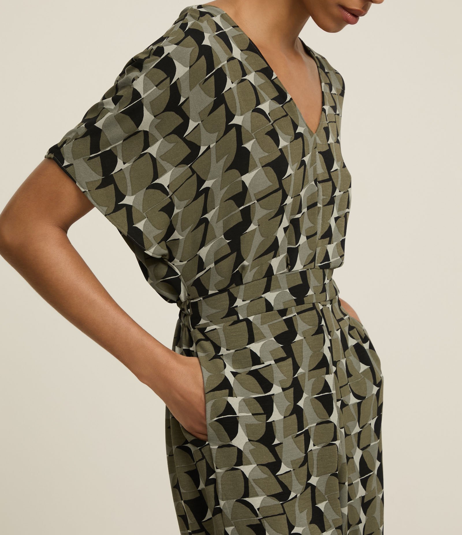 Macacão Pantalona em Crepe com Estampa Geométrica e Amarração nas costas Verde 6