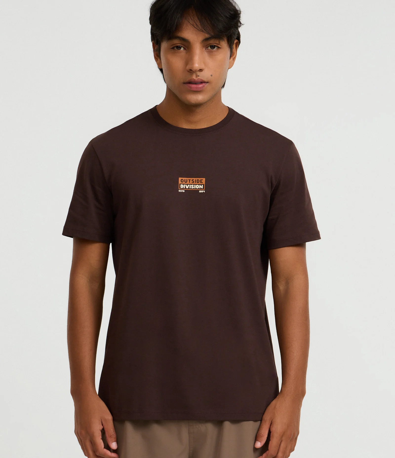Camiseta Comfort em Algodão Peruano com Estampa Lettering Outside Division Marrom 1