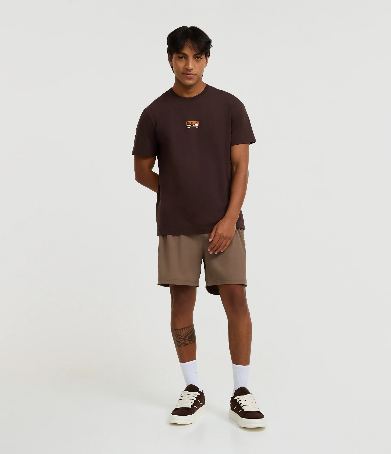 Camiseta Comfort em Algodão Peruano com Estampa Lettering Outside Division Marrom 2