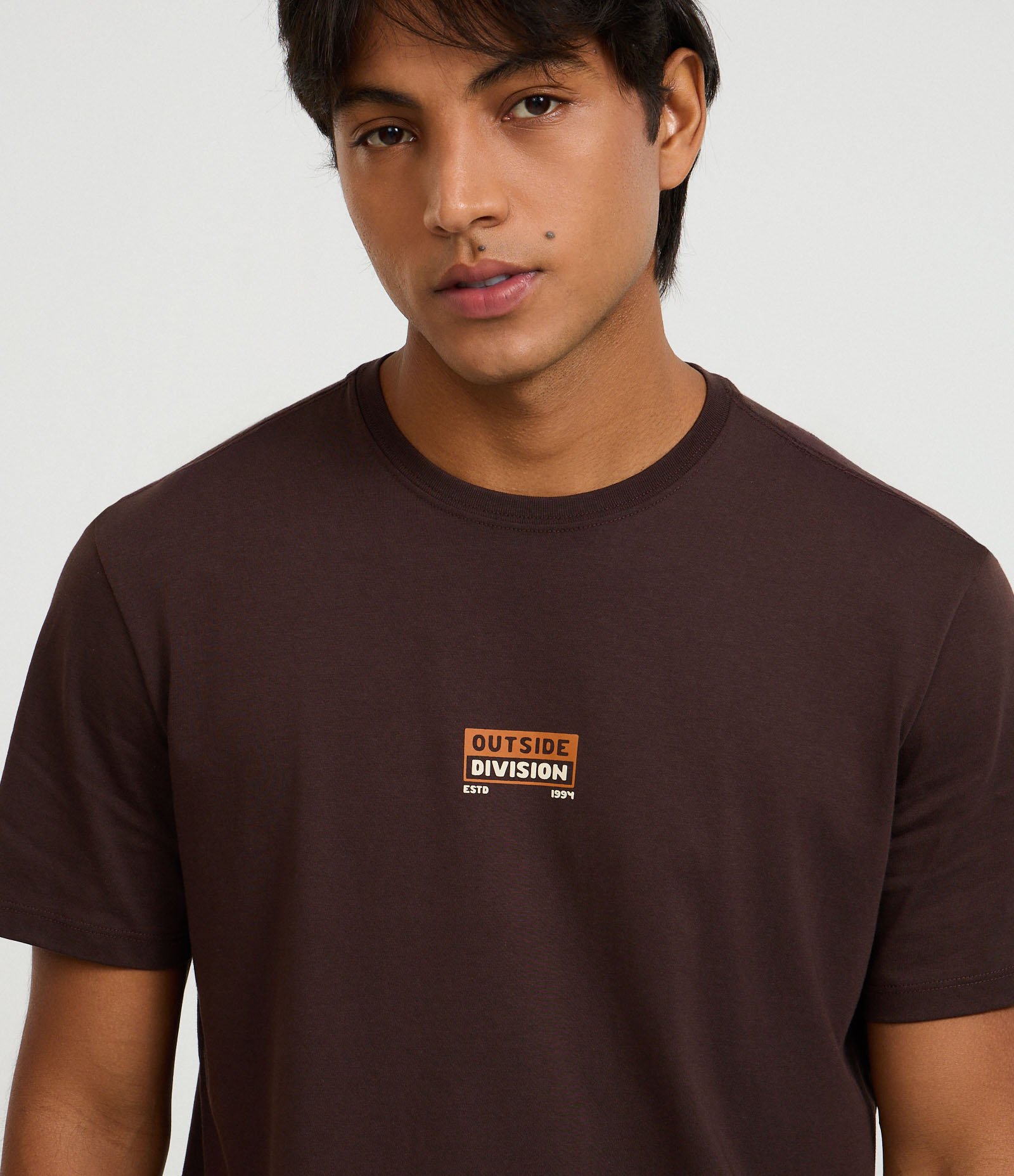 Camiseta Comfort em Algodão Peruano com Estampa Lettering Outside Division Marrom 3