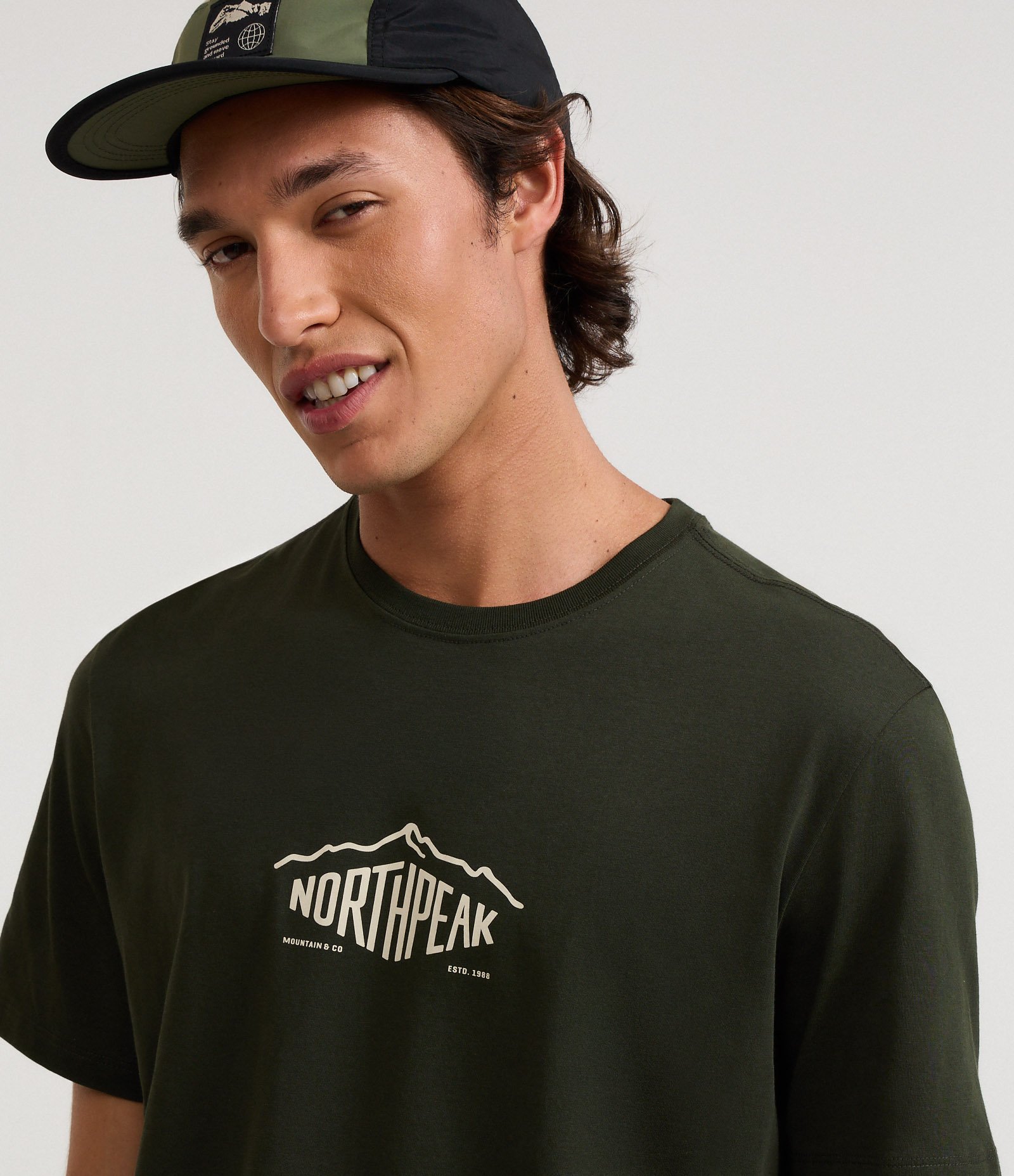 Camiseta Comfort em Algodão Peruano com Estampa Lettering Northpeak Verde 3