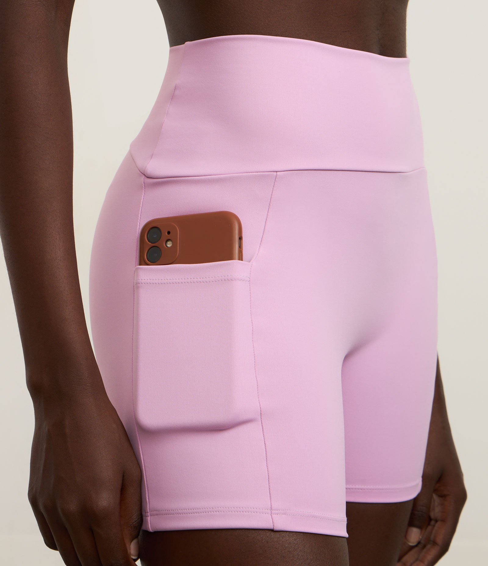 Bermuda Esportiva em Microfibra Pesada sem Gancho com Bolsos Funcionais Lilás 3