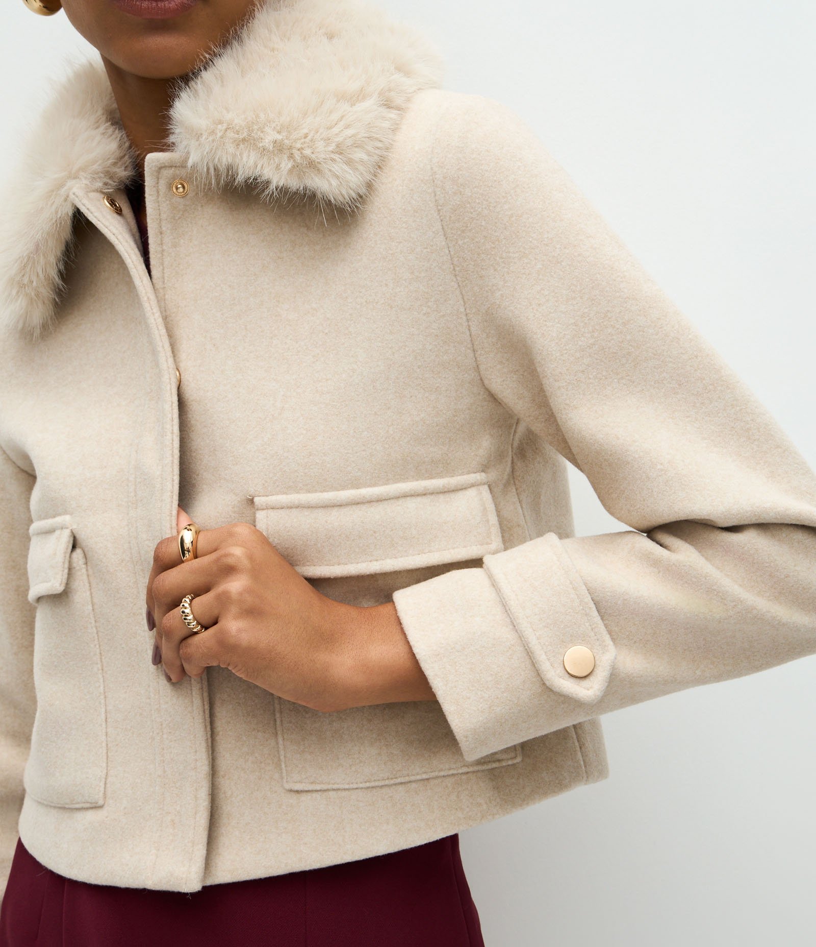 Casaco em Polivelour com Pelos na Gola e Bolsos Cargo Off White 4