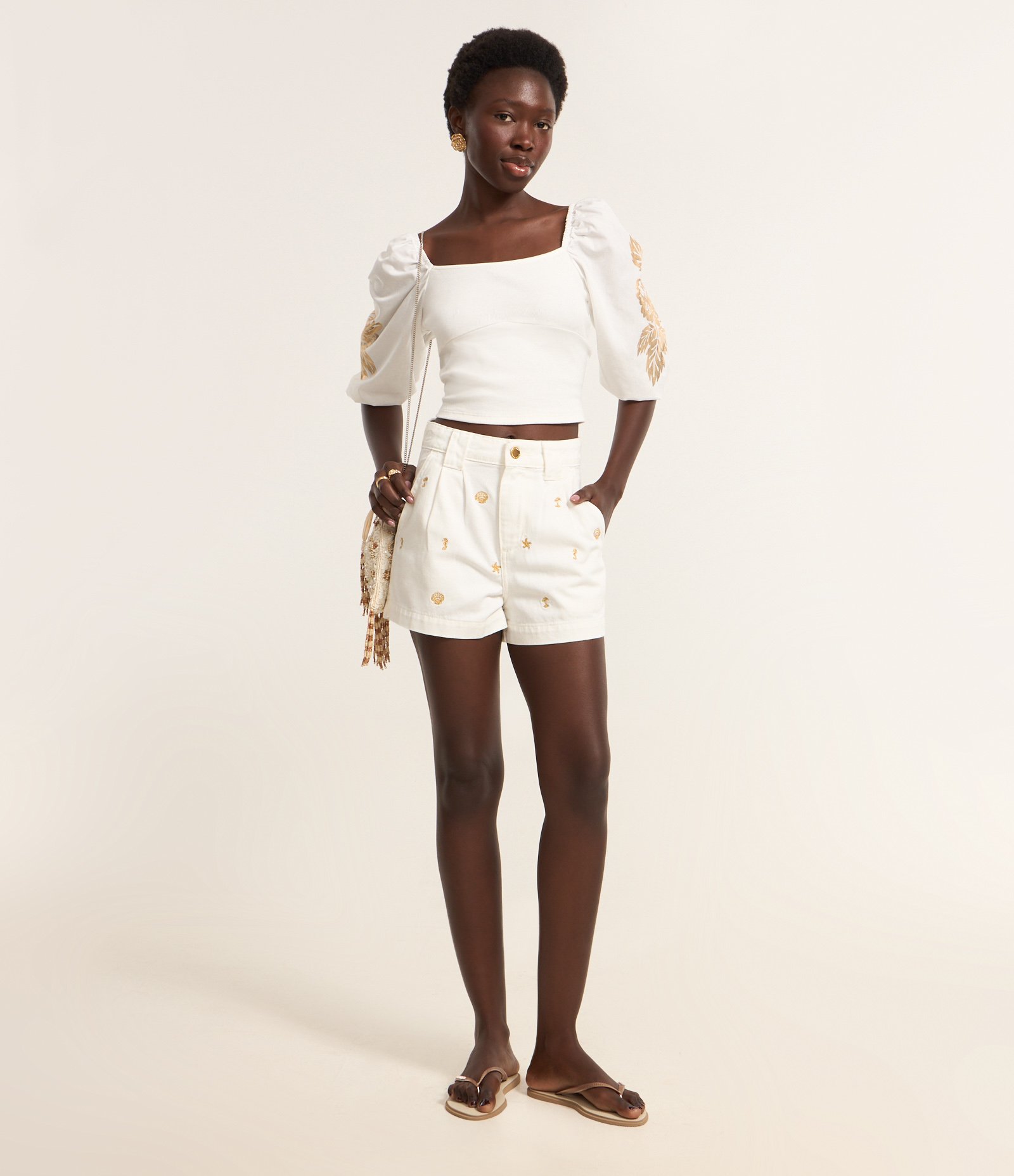 Short em Sarja com Pregas e Bordados de Praia Off White 1