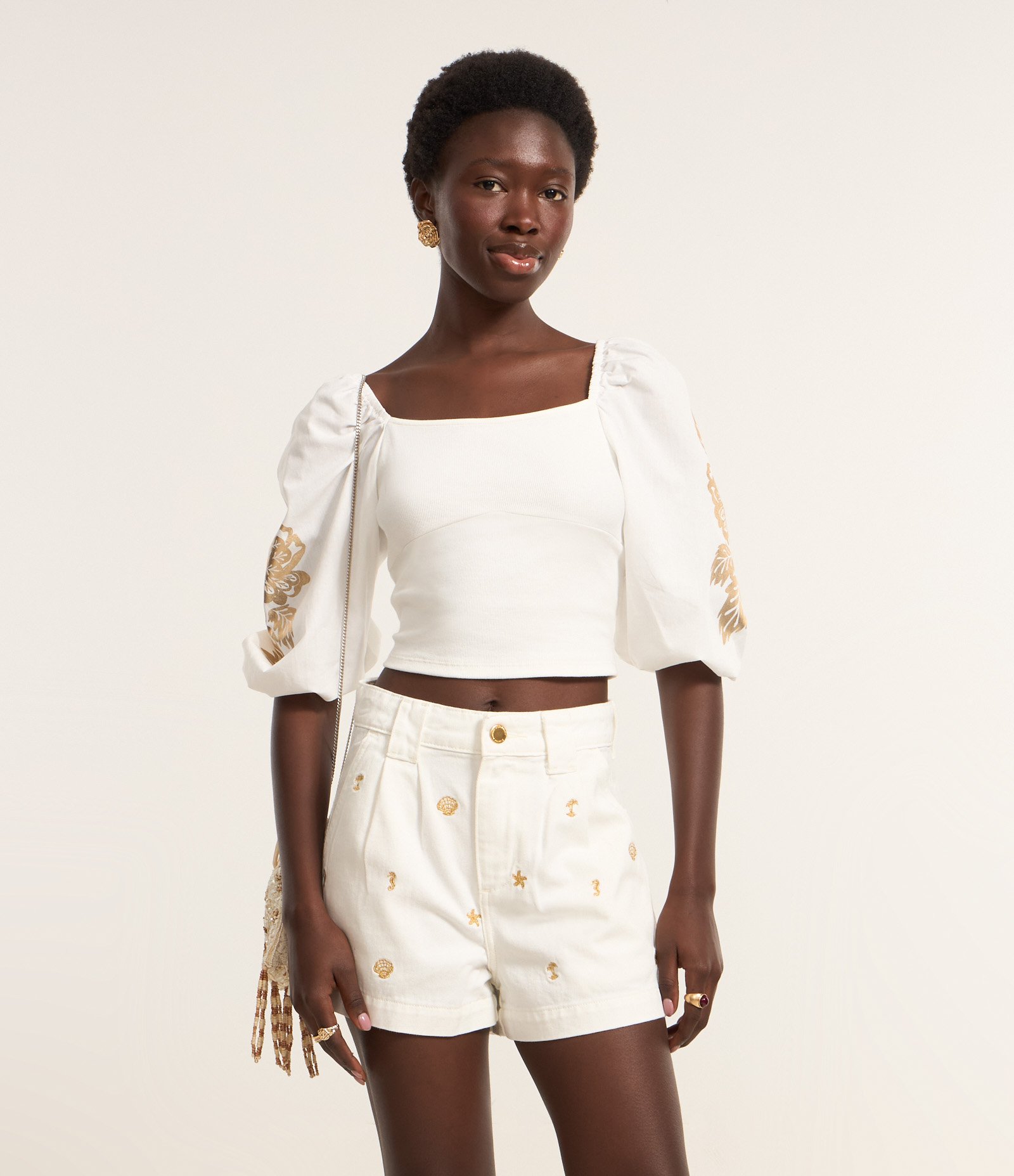 Short em Sarja com Pregas e Bordados de Praia Off White 2