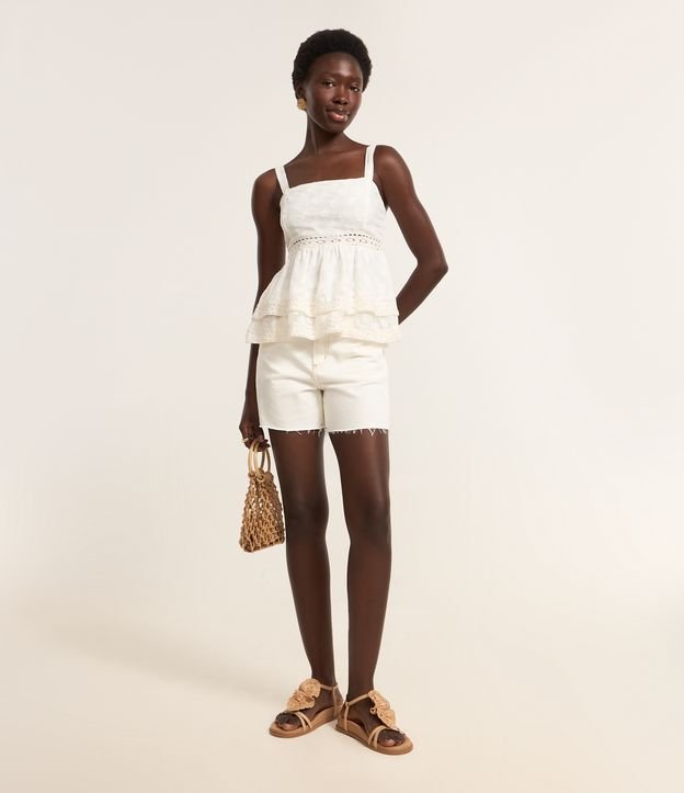 Bermuda Mom Cintura Média em Sarja com Detalhe Bordado