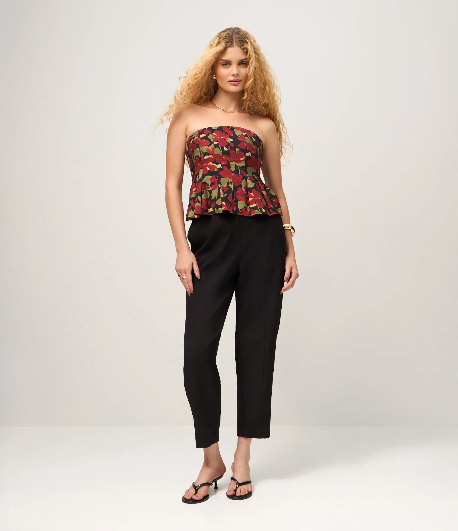 Blusa em Alfaiataria Tomara Que Caia com Estampa Floral Preto/Vermelho 2