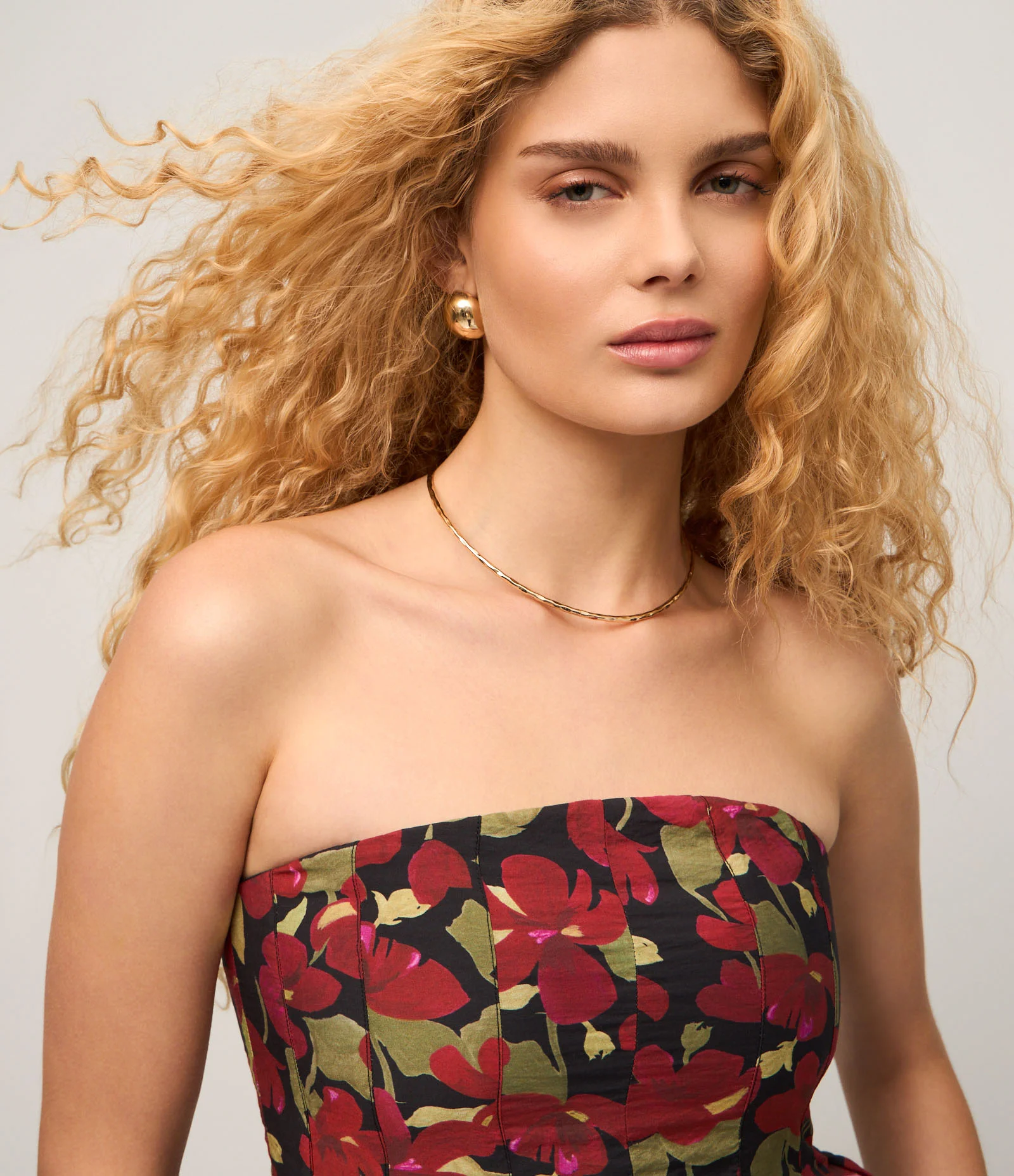 Blusa em Alfaiataria Tomara Que Caia com Estampa Floral Preto/Vermelho 3