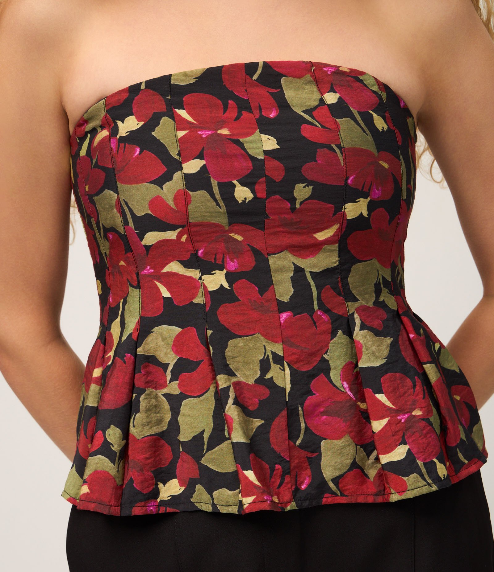 Blusa em Alfaiataria Tomara Que Caia com Estampa Floral Preto/Vermelho 4