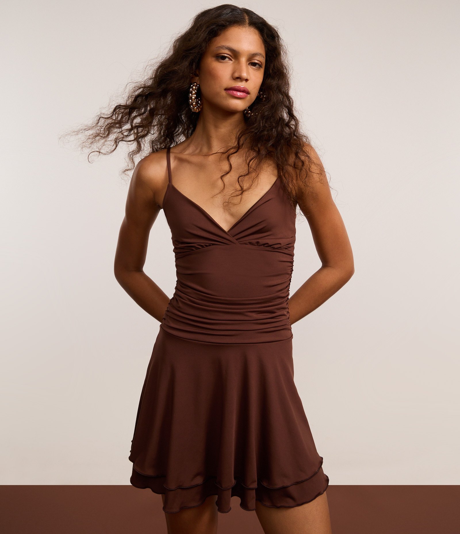 Vestido Curto em Microfibra com Franzidos e Babados Marrom 4