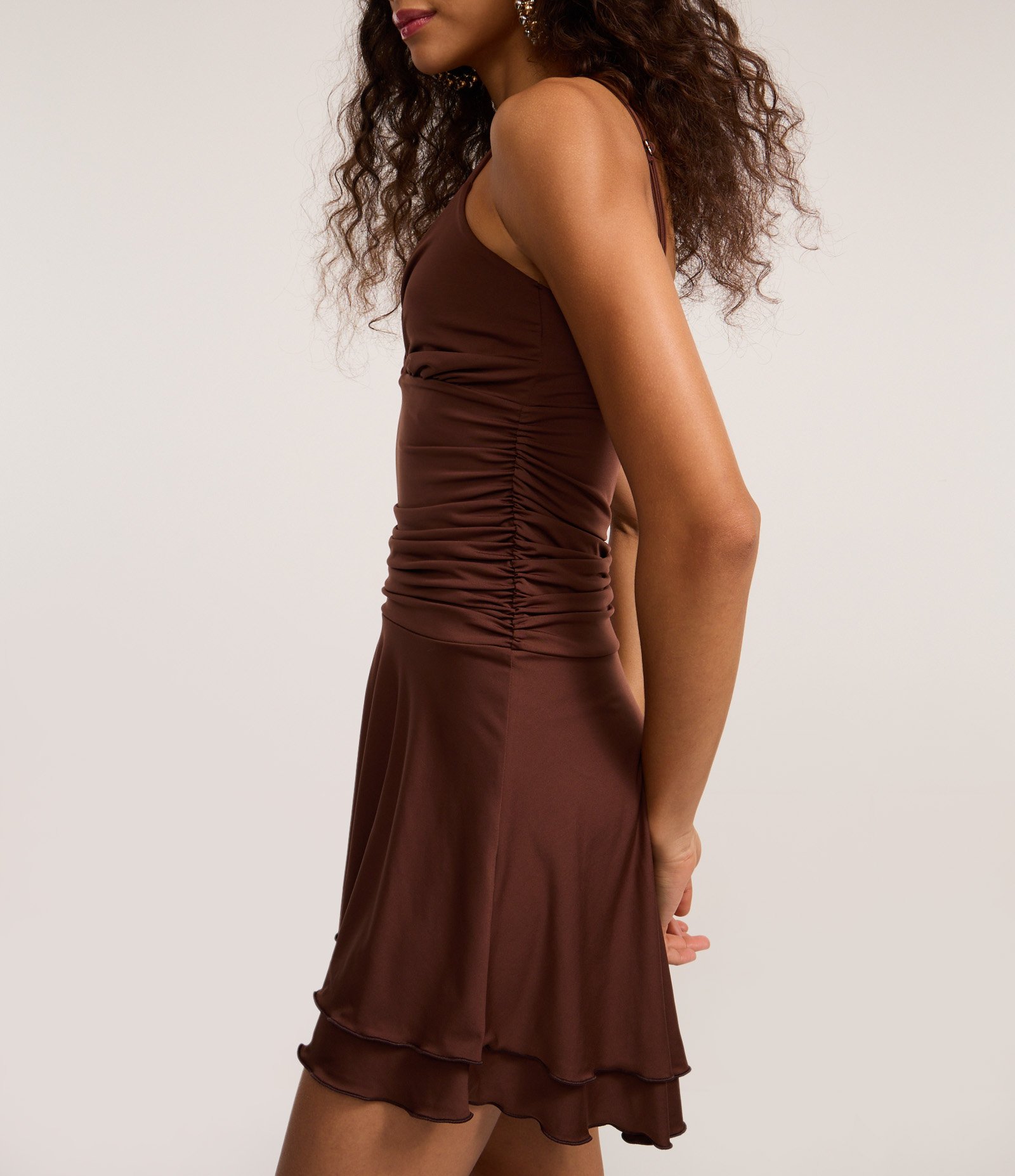 Vestido Curto em Microfibra com Franzidos e Babados Marrom 3