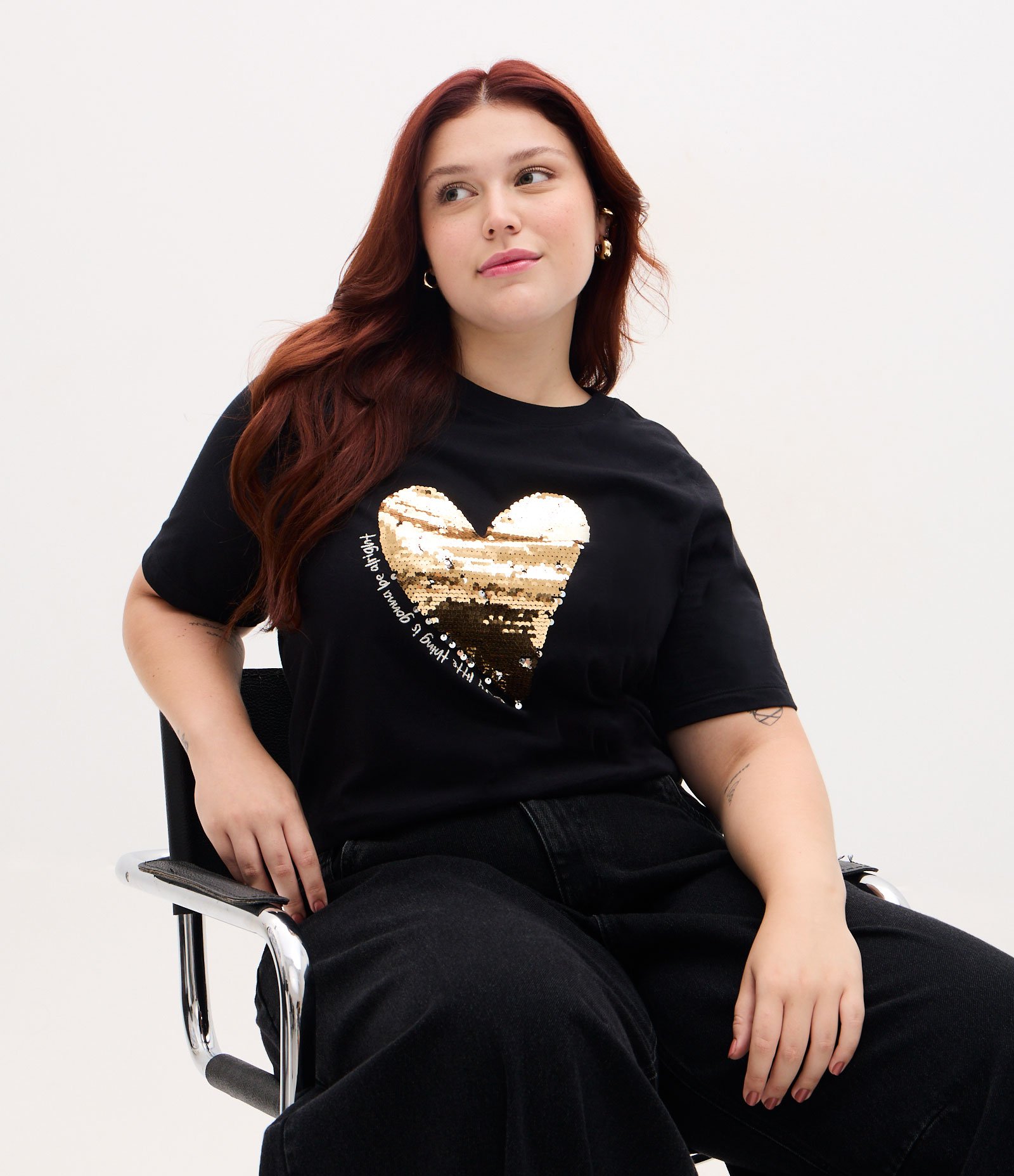 Camiseta em Algodão com Estampa de Coração em Paetê Curve & Plus Size Preto 1