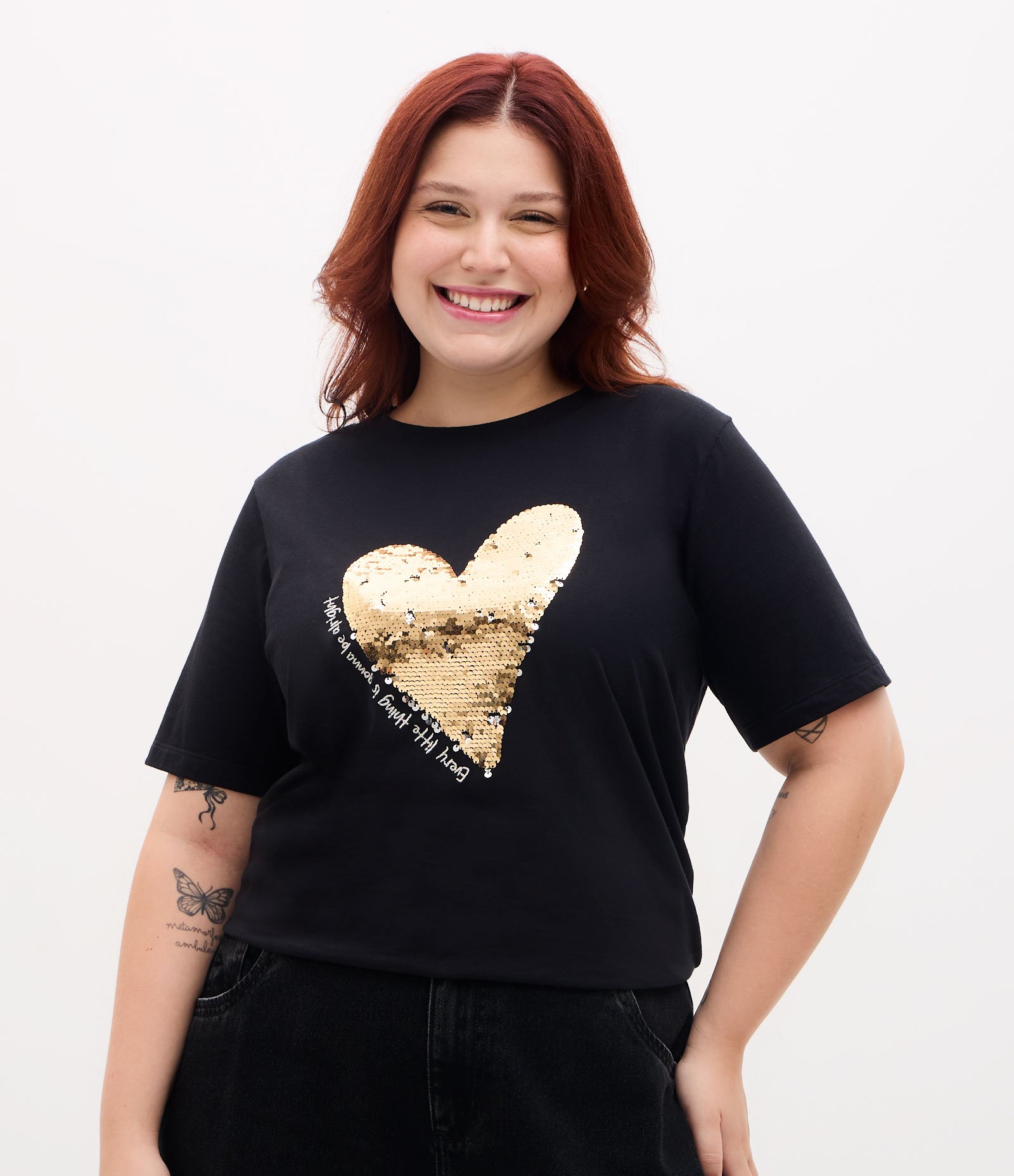 Camiseta em Algodão com Estampa de Coração em Paetê Curve & Plus Size Preto 2