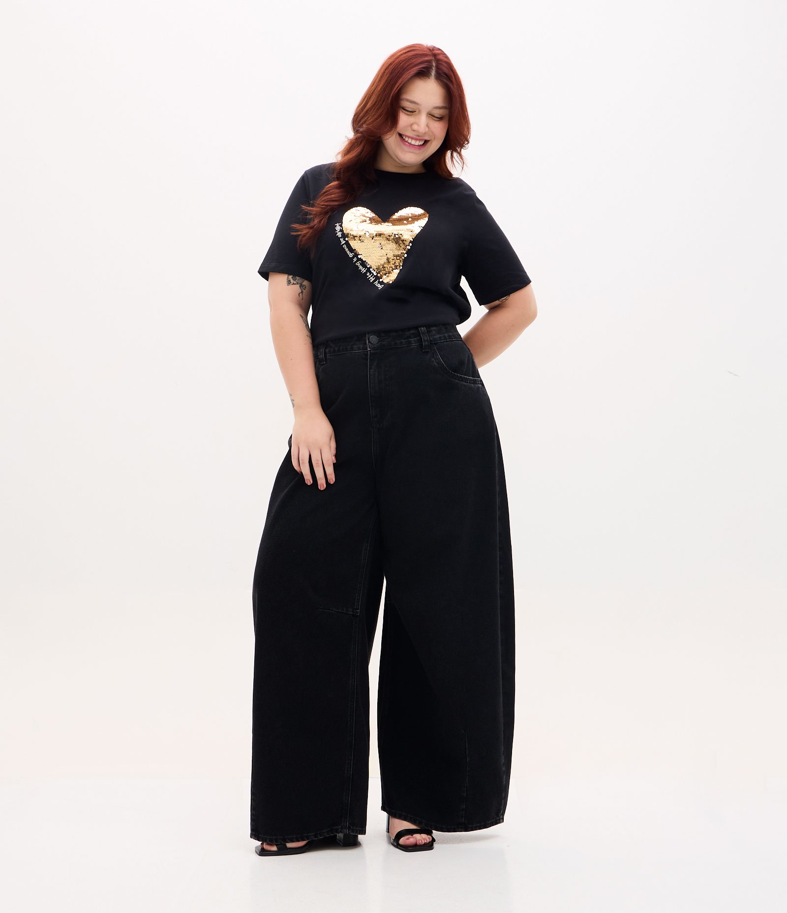 Camiseta em Algodão com Estampa de Coração em Paetê Curve & Plus Size Preto 3