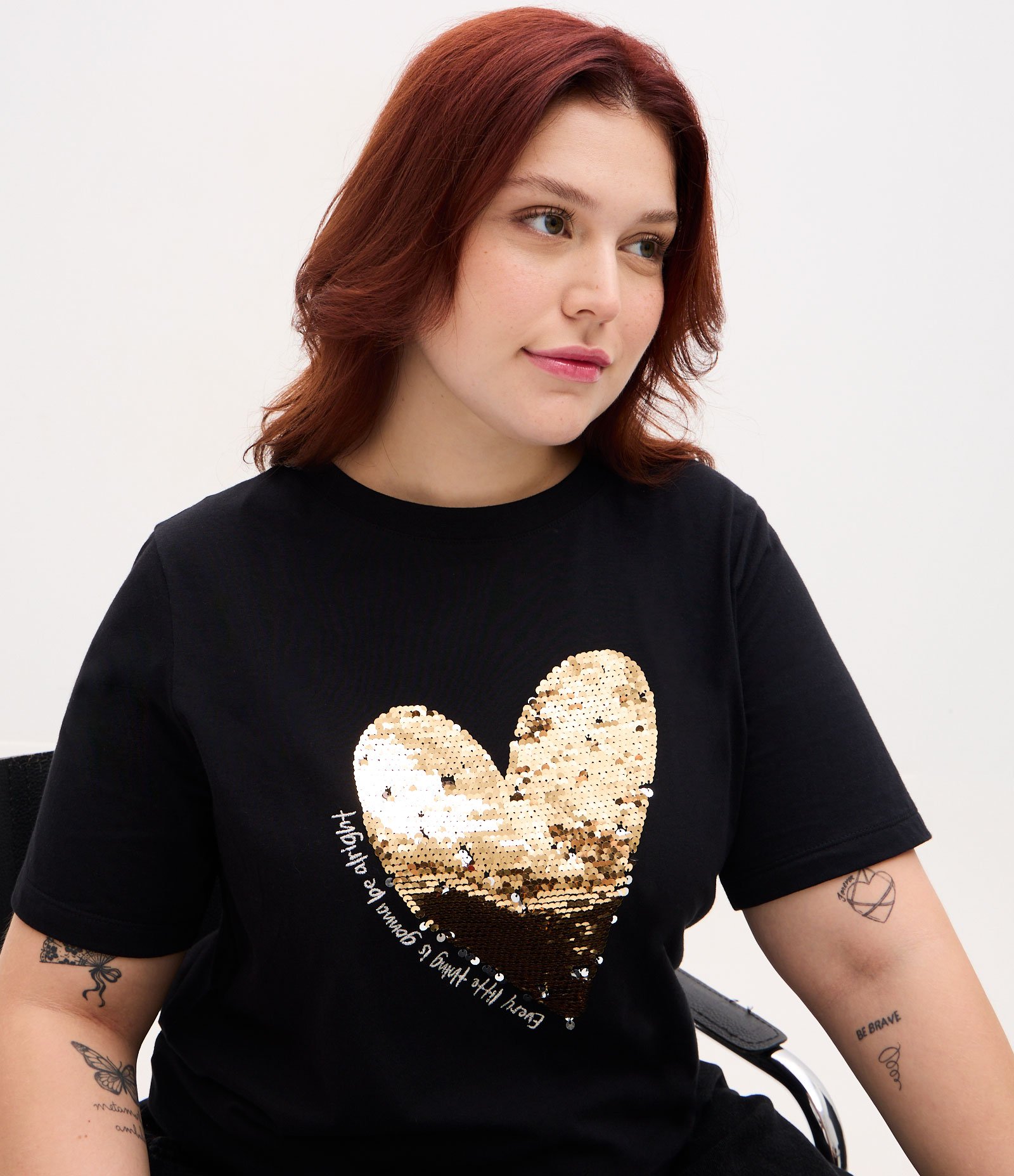 Camiseta em Algodão com Estampa de Coração em Paetê Curve & Plus Size Preto 4