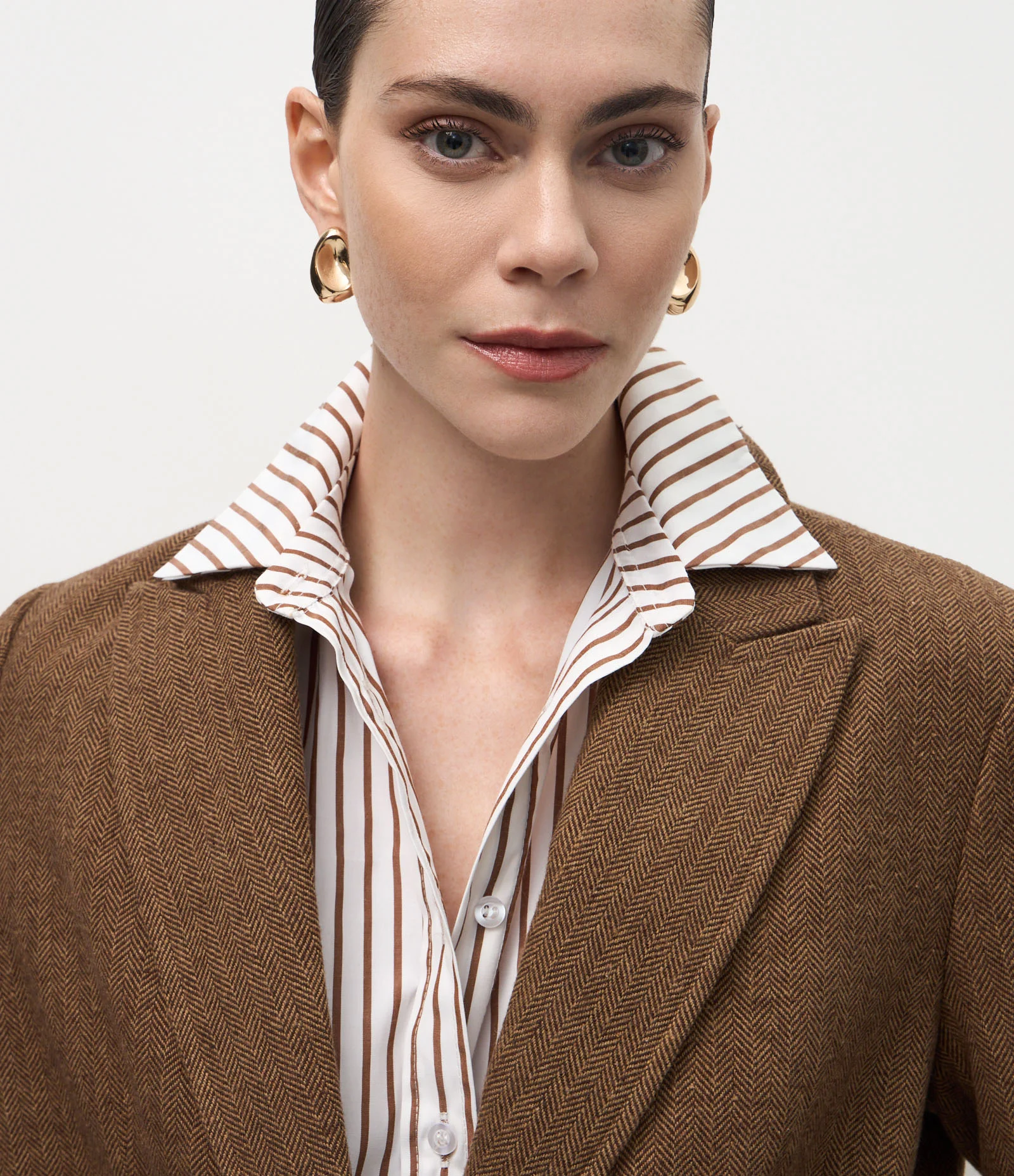 Blazer Regular em Polivelour com Textura Espinha de Peixe Marrom 1