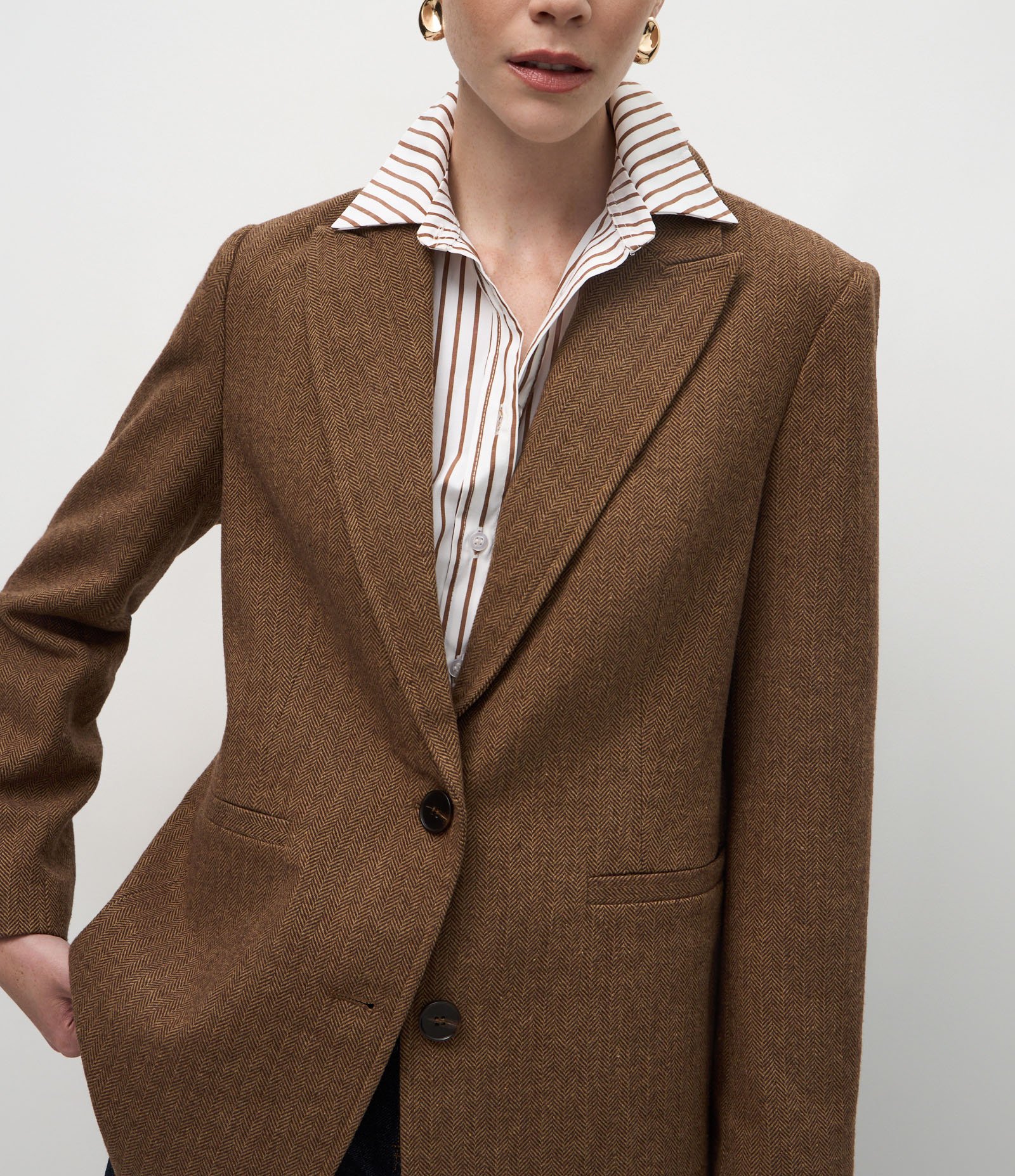 Blazer Regular em Polivelour com Textura Espinha de Peixe Marrom 2