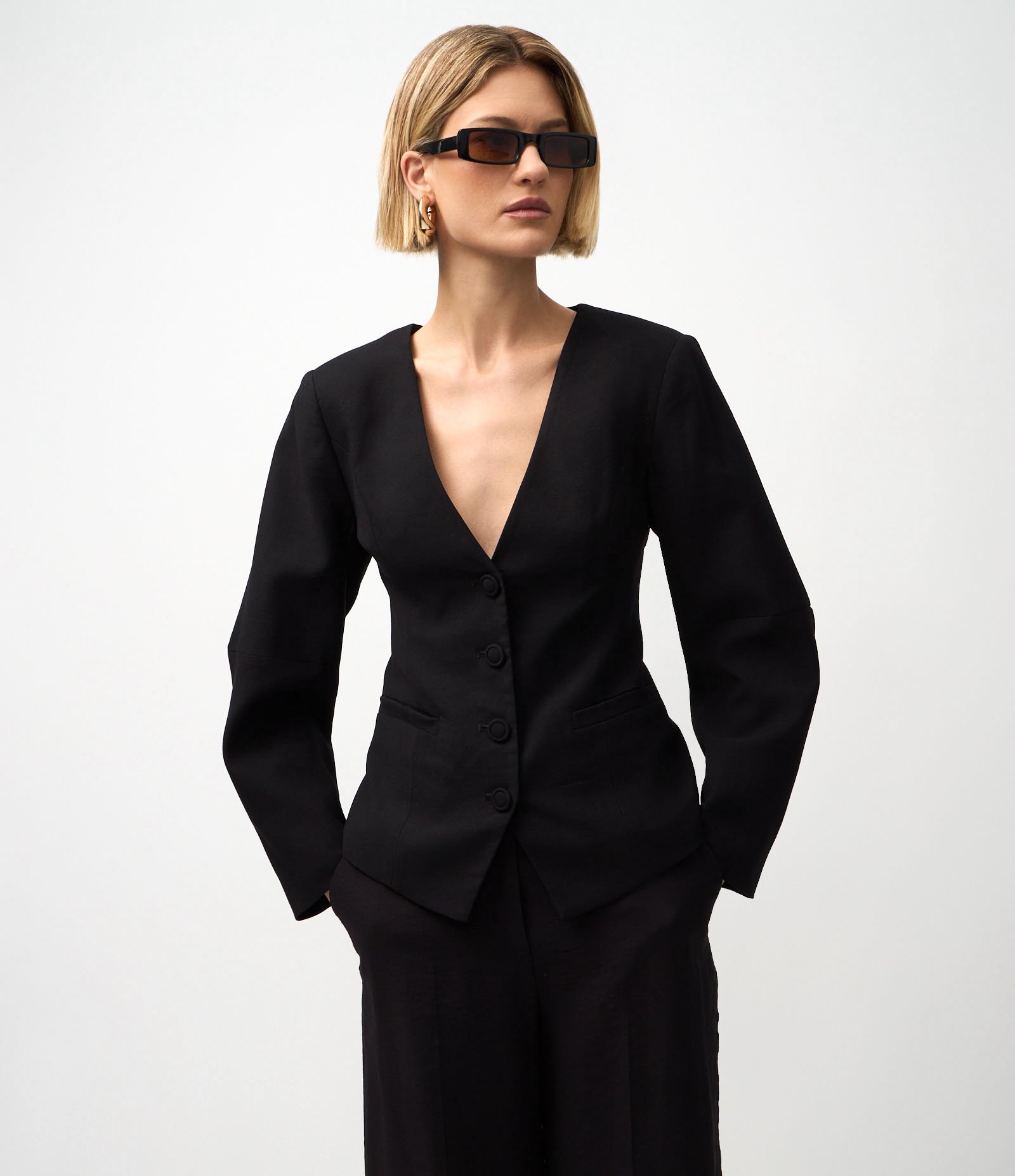 Blazer Alfaiatado com Corte Acinturado e Mangas Balloon Preto 1