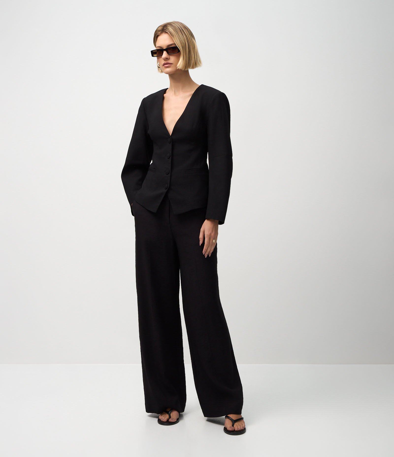 Blazer Alfaiatado com Corte Acinturado e Mangas Balloon Preto 2