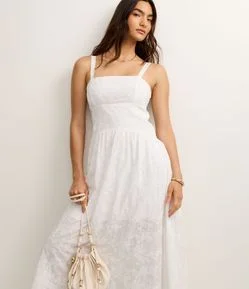 Vestido Evasê Midi com Decote Quadrado e Bordado Floral