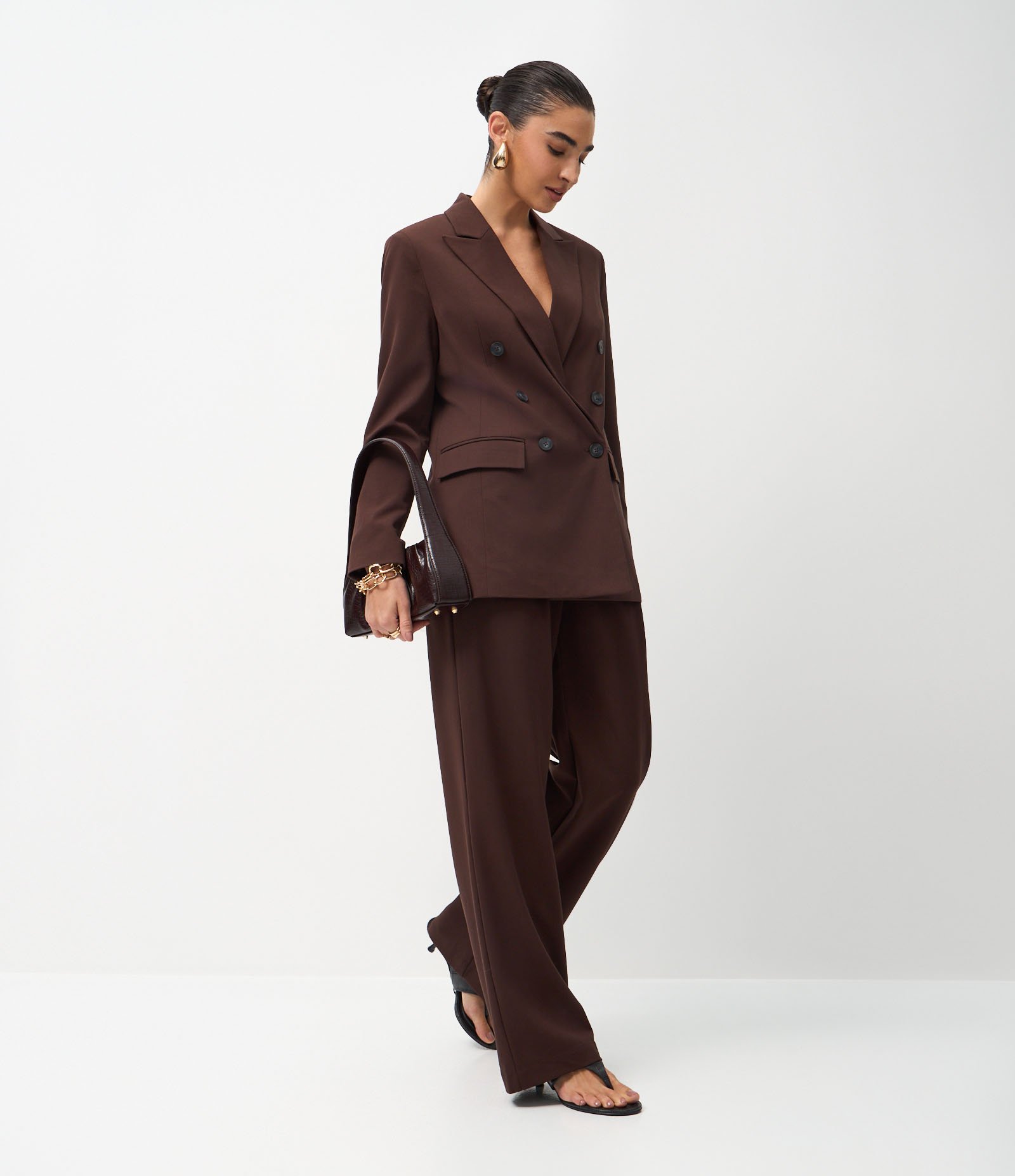 Blazer Alongado em Alfaiataria com Botões Marrom 2