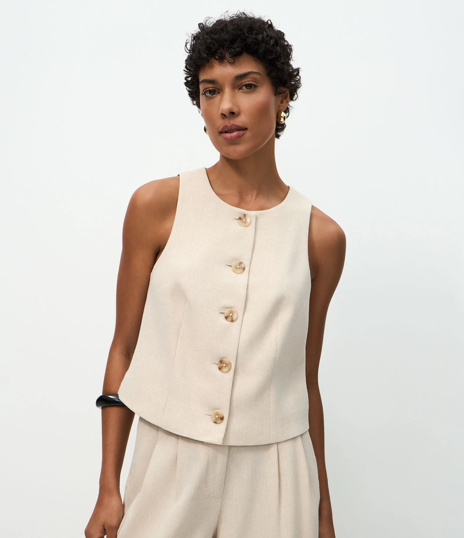 Colete com Linho e Abotoamento Frontal Bege 1