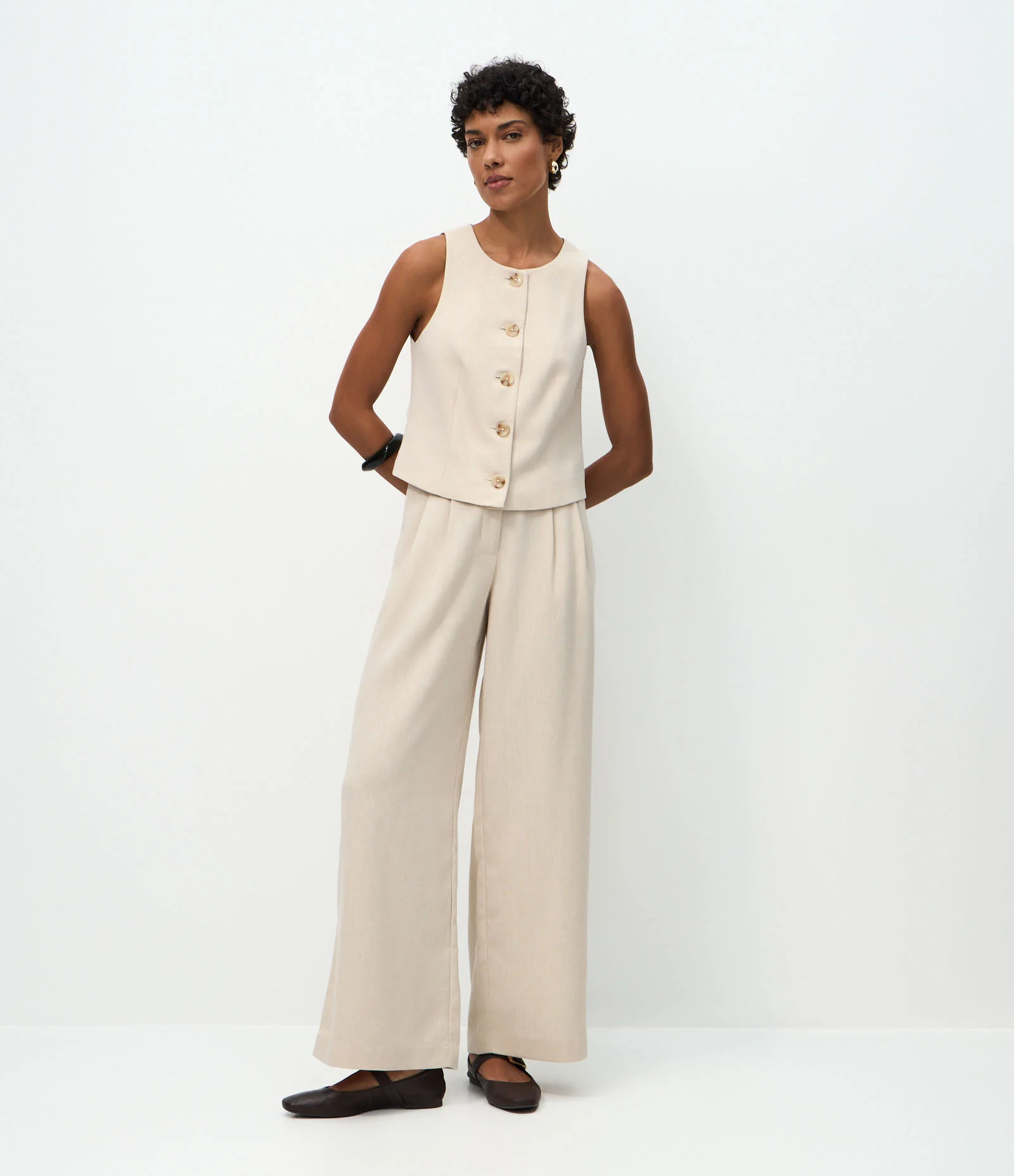 Colete com Linho e Abotoamento Frontal Bege 2