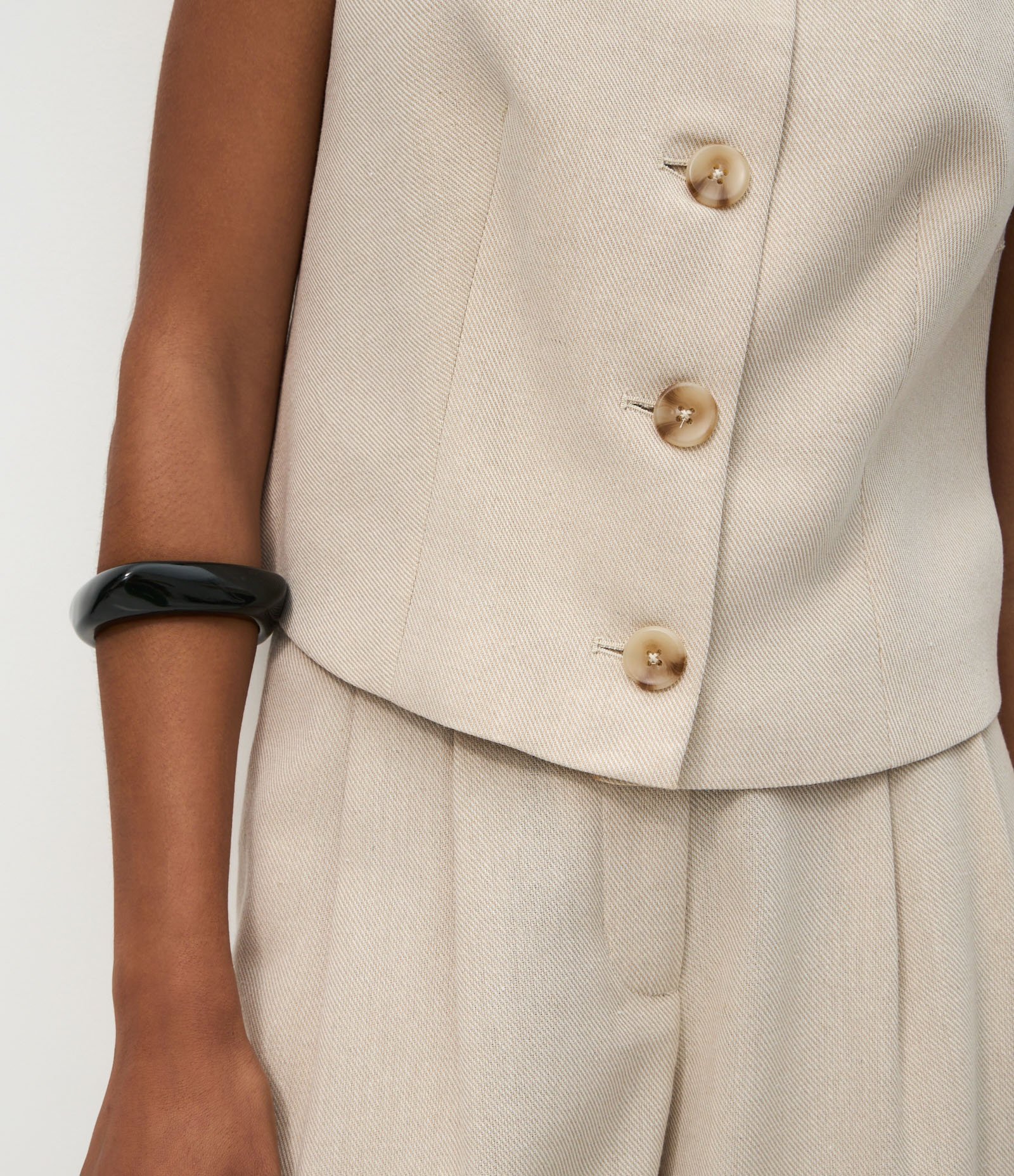 Colete com Linho e Abotoamento Frontal Bege 4