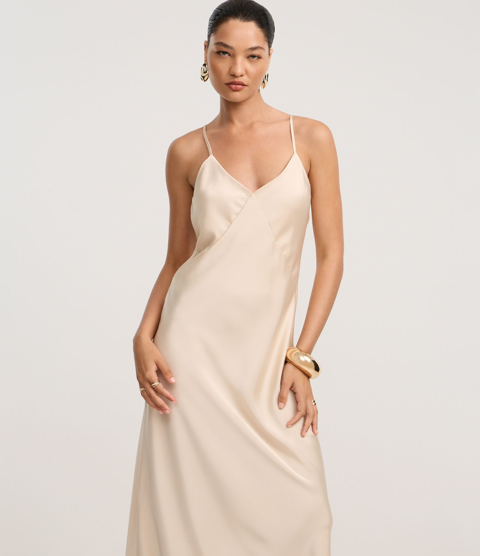 Vestido Acetinado de Alça com Recorte no Busto Champanhe 2