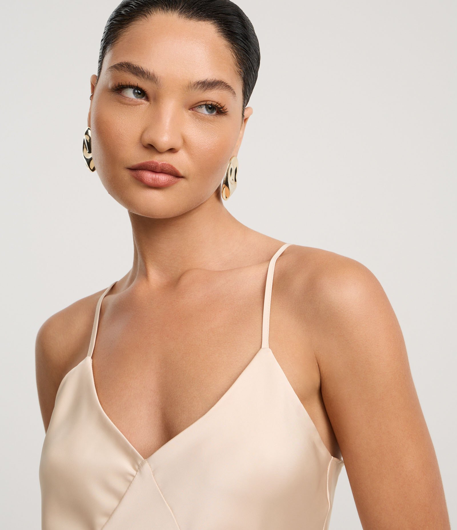 Vestido Acetinado de Alça com Recorte no Busto Champanhe 3