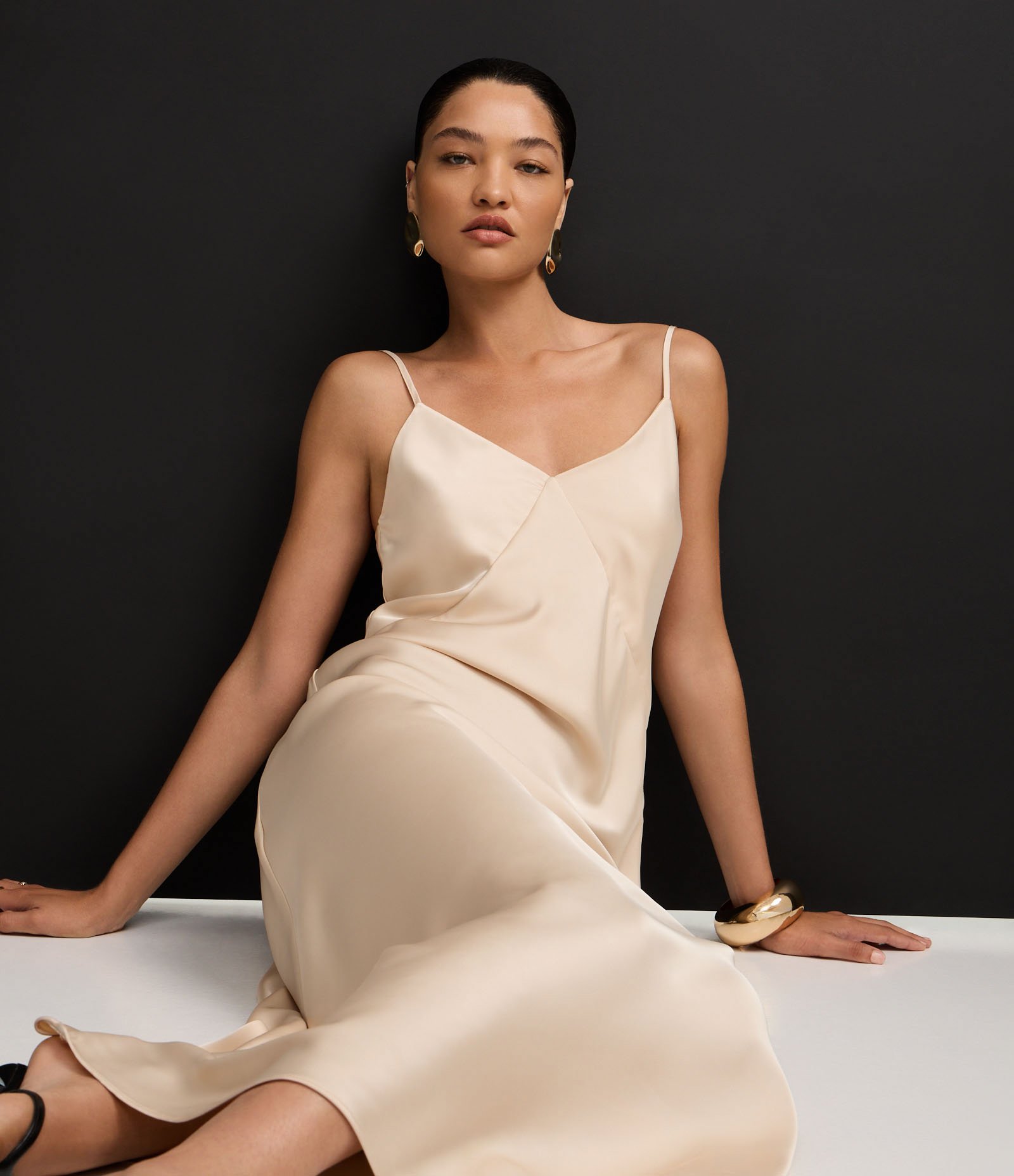 Vestido Acetinado de Alça com Recorte no Busto Champanhe 6