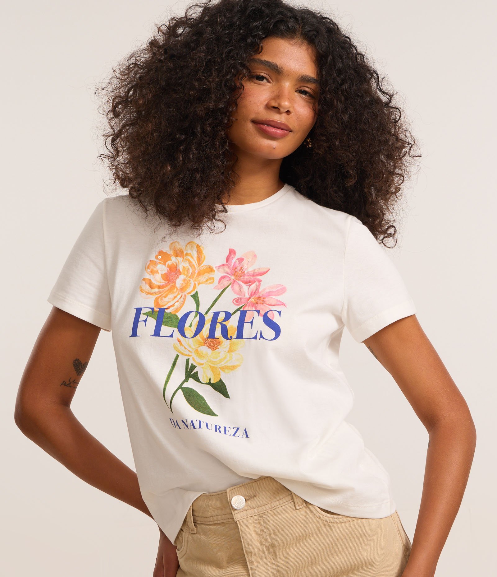 Camiseta T-Shirt em Algodão com Estampa Floral e Lettering Flores da Natureza Branco 3