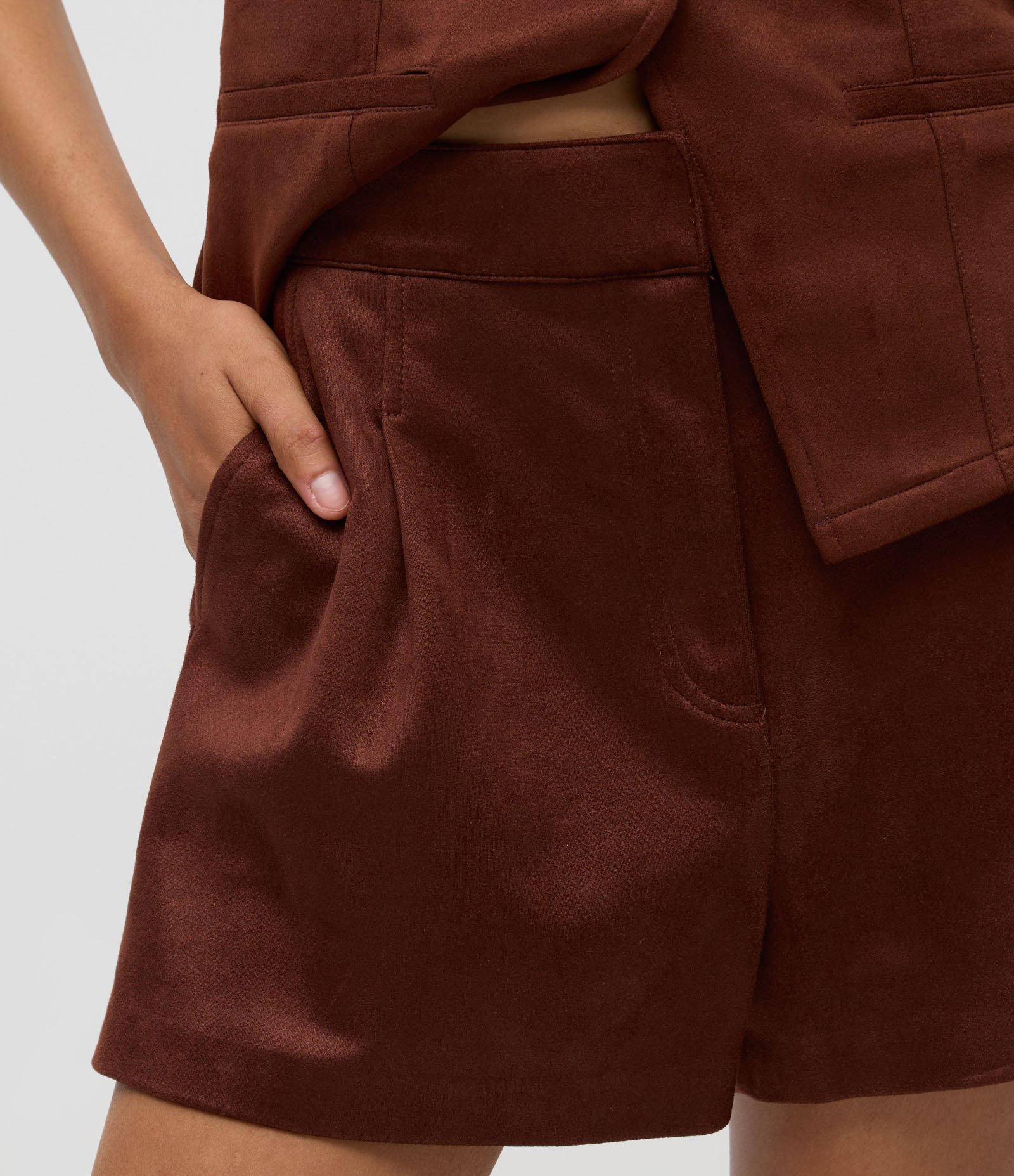 Short Evasê em Suede com Pregas Marrom 3