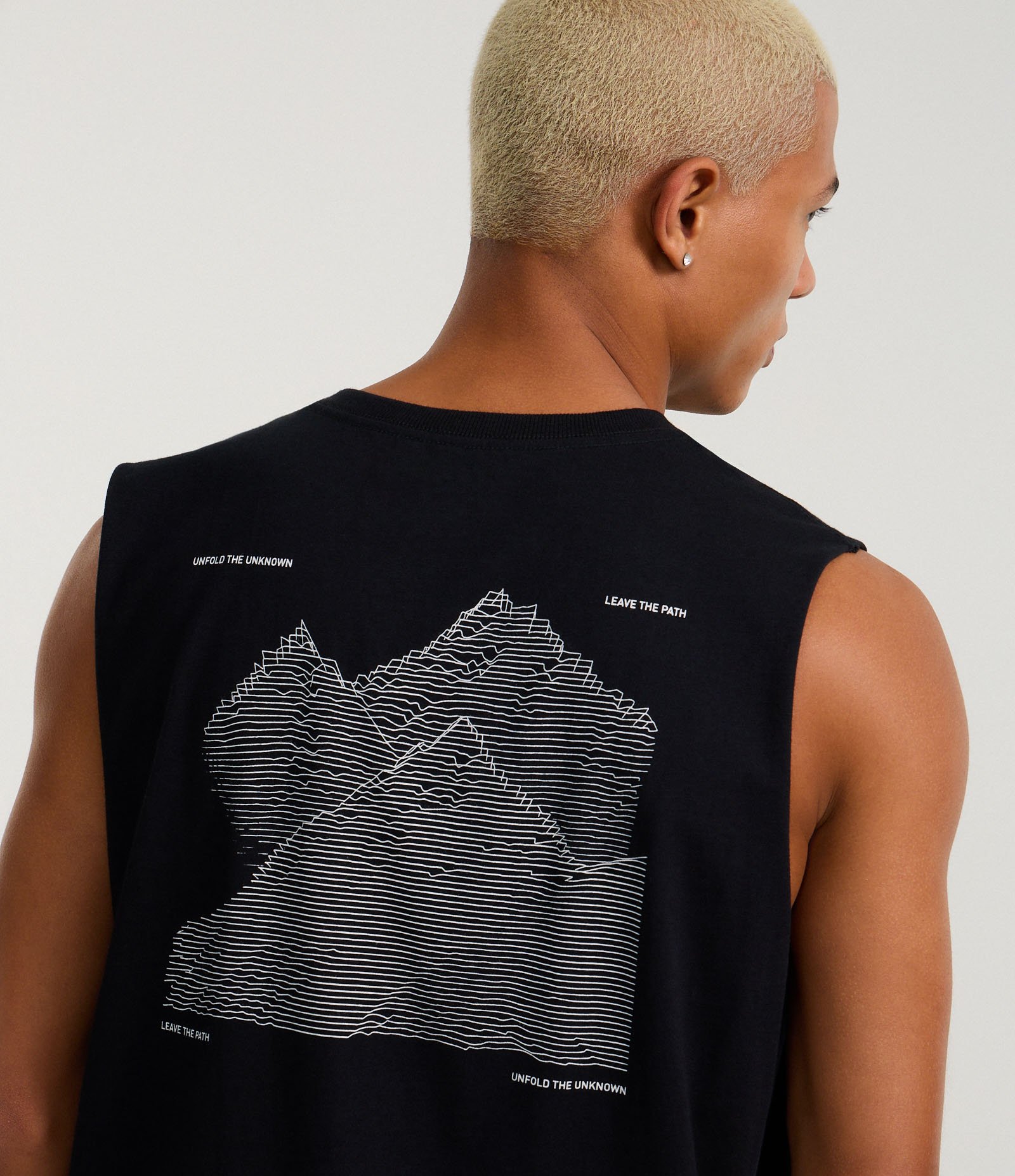 Regata Comfort em Algodão com Estampa de Montanhas Preto 3