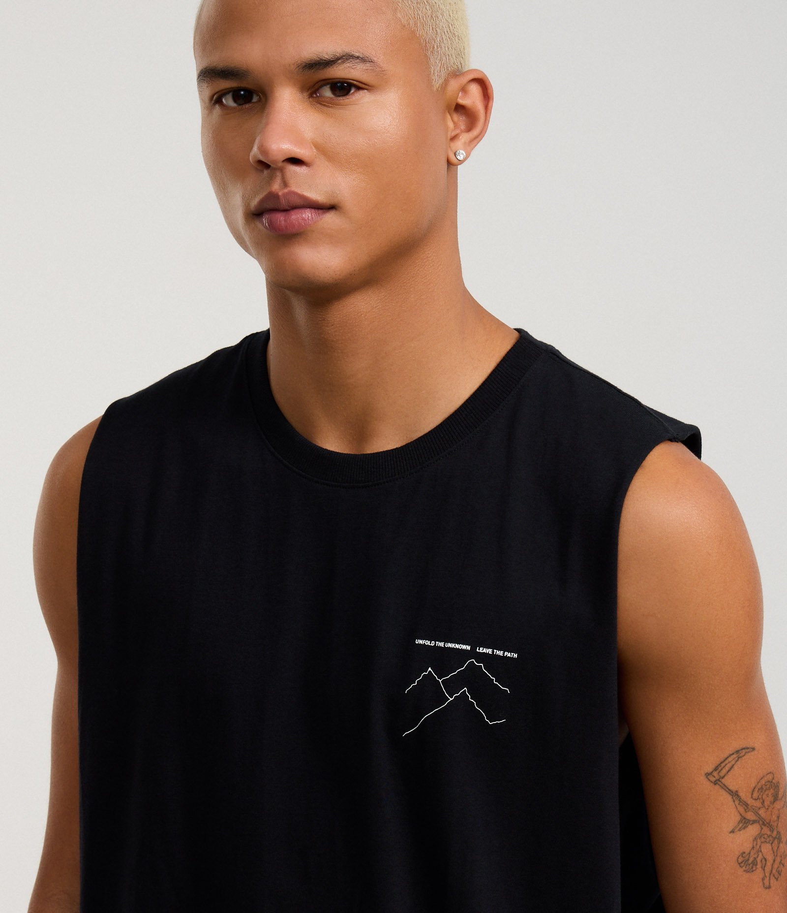 Regata Comfort em Algodão com Estampa de Montanhas Preto 4