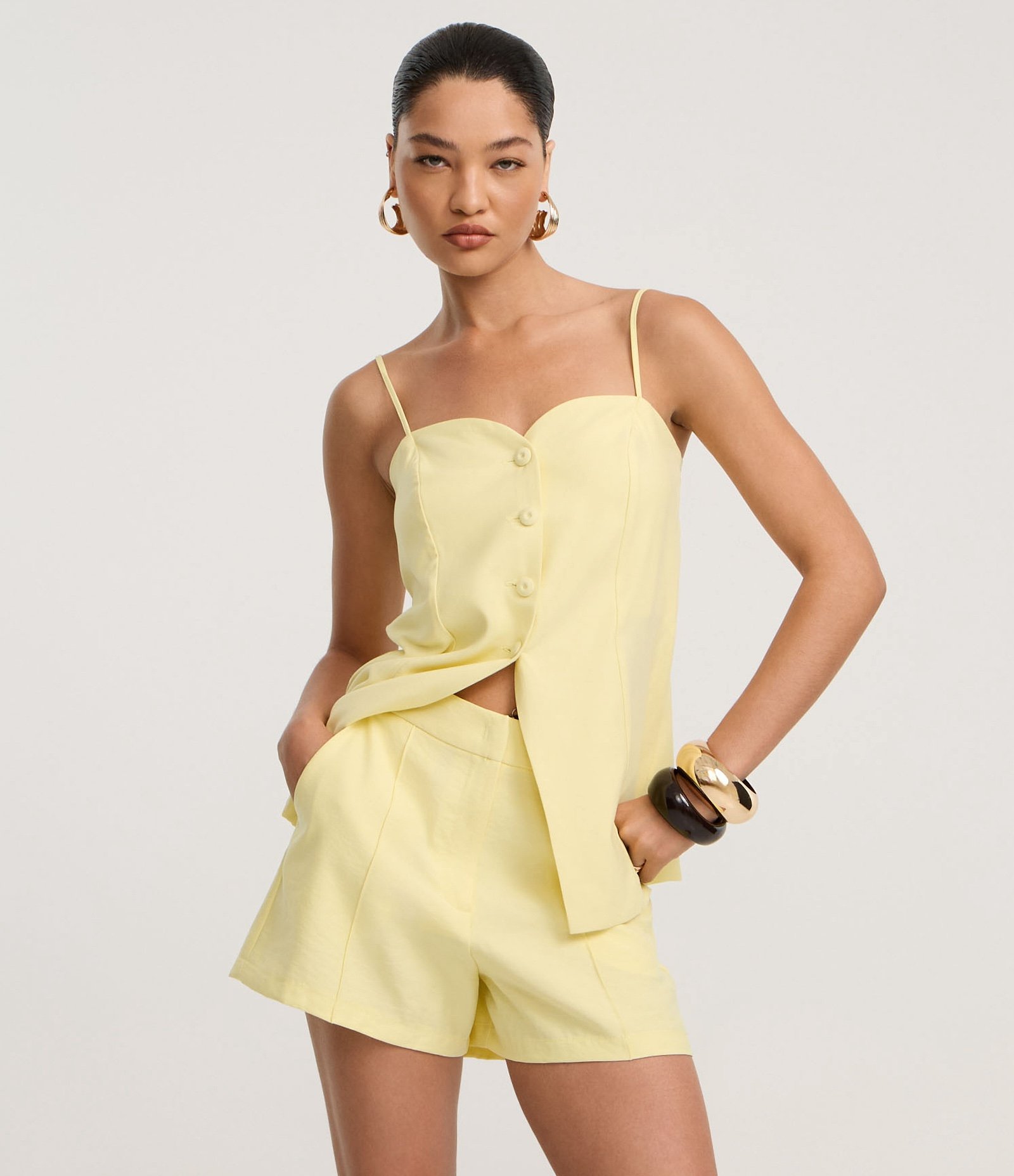 Short Alfaiatado Cintura Alta em Viscose com Frisos Amarelo 2