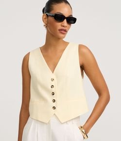 Colete em Viscolinho com Fechamento por Botões Contrastantes