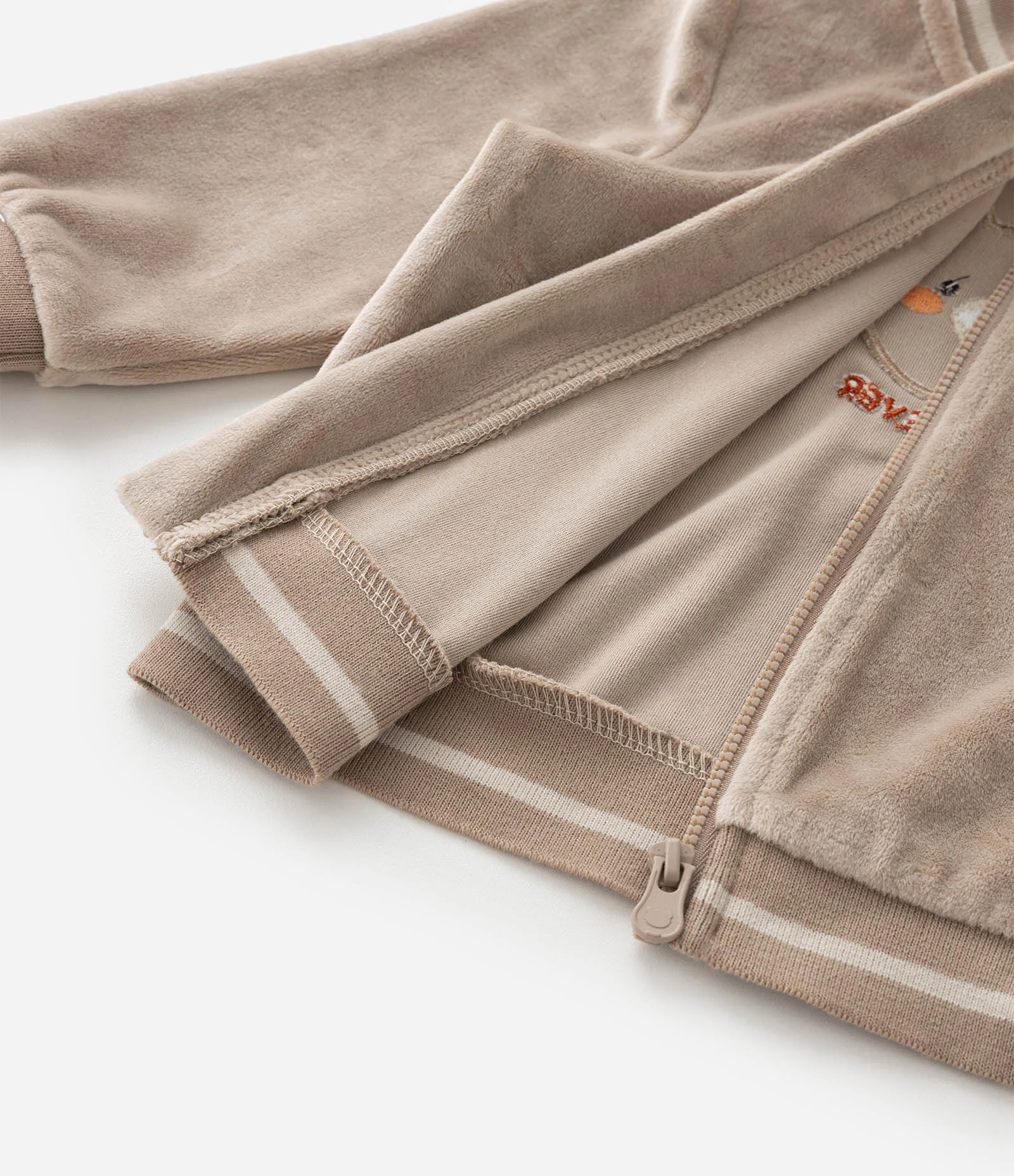 Conjunto Infantil em Plush com Jaqueta Bordada e Calça – Tam 0 a 18 Meses Bege 13