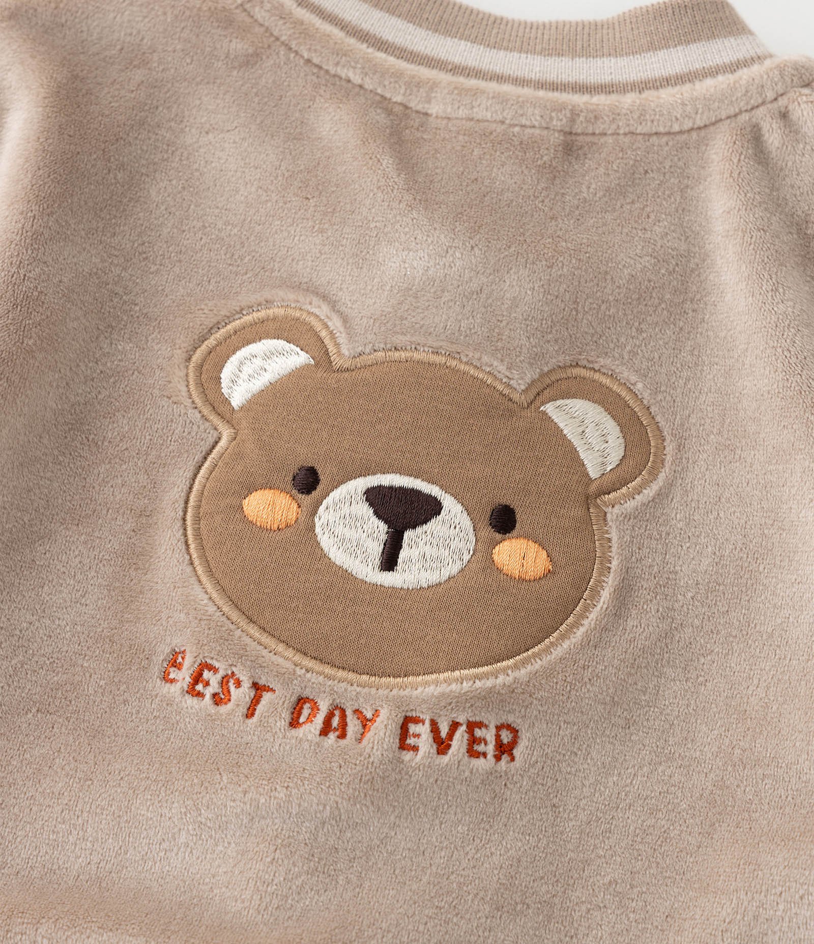 Conjunto Infantil em Plush com Jaqueta Bordada e Calça – Tam 0 a 18 Meses Bege 14